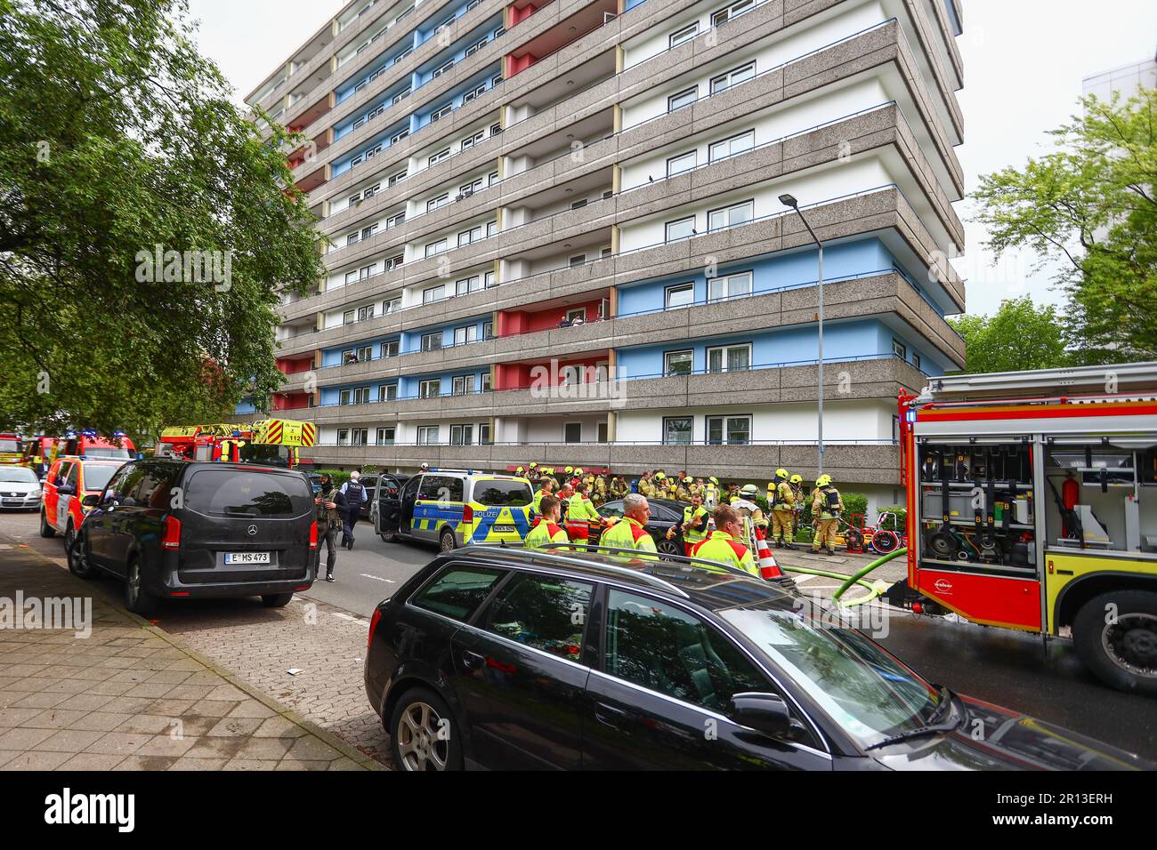 Ratingen, Allemagne, 11.05.2023: Une explosion dans un appartement à Ratingen Ouest provoque une énorme opération de police, y compris des snippers des forces spéciales placés sur les bâtiments environnants. Le suspect a également été blessé dans l'explosion et transporté à l'hôpital. La police continue d'enquêter. Credit: News NRW / Alamy Live News Banque D'Images