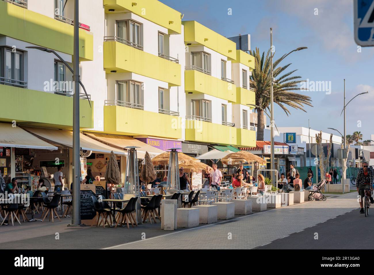 Terrasses de cafés et de bars sur la rue principale Corralejo Fuerteventura Iles Canaries Espagne Banque D'Images