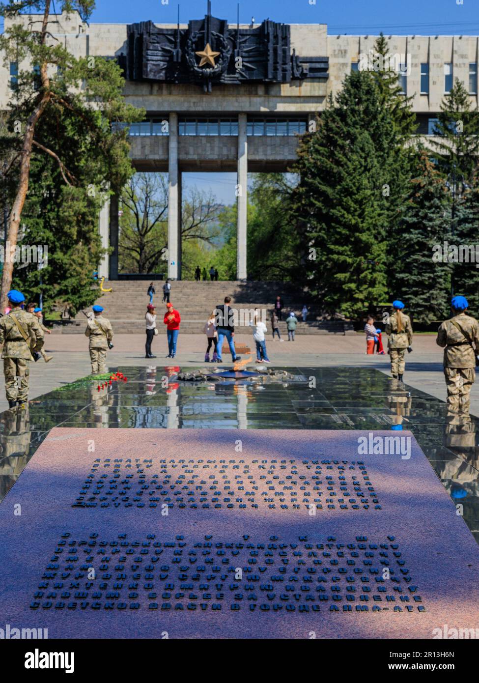Garde en uniforme militaire avec des bérets bleus au mémorial de la gloire Almaty Kazakhstan Banque D'Images