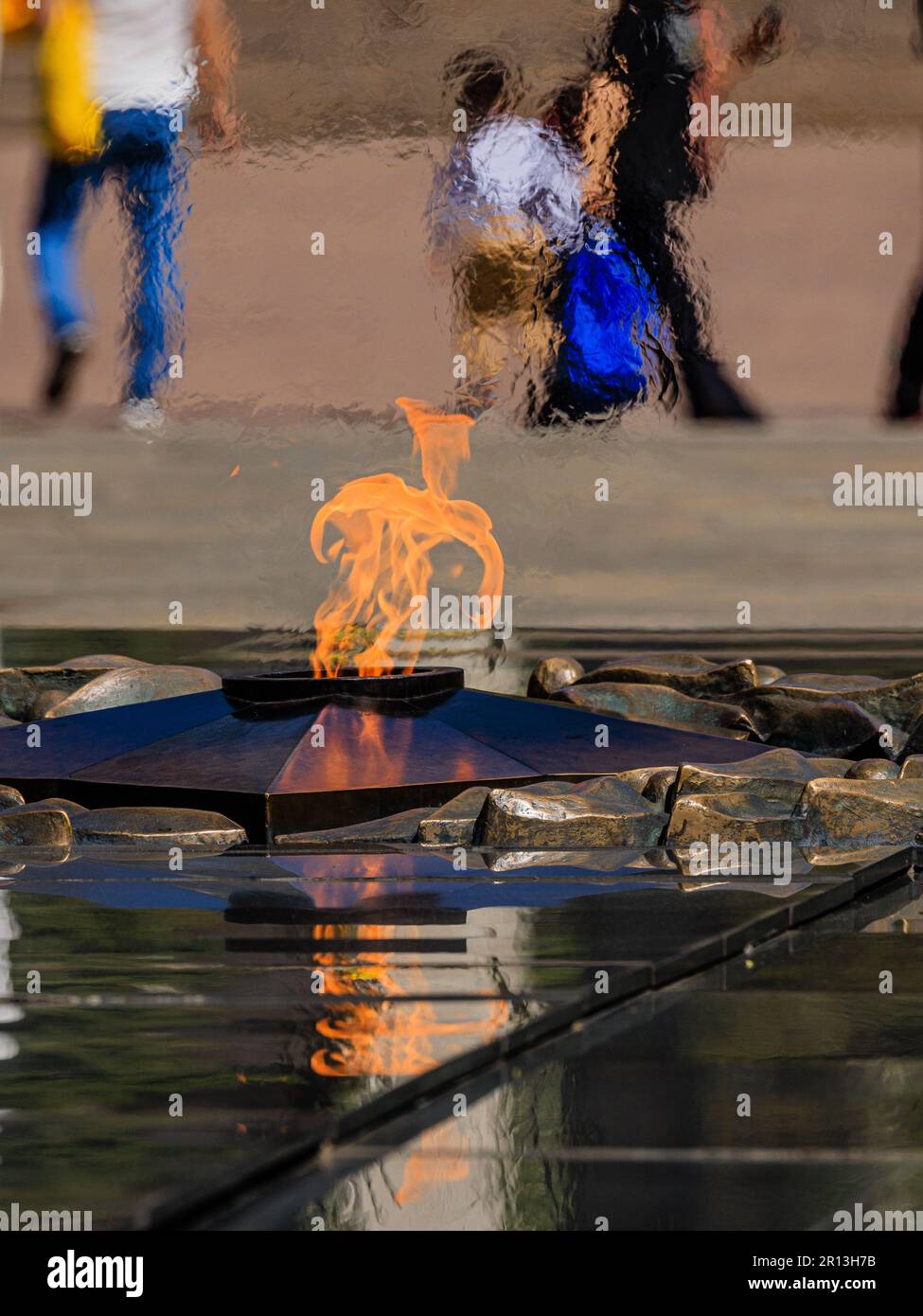 Détail de la flamme jaune éternelle brûlante au mémorial de la gloire Almaty Kazakhstan Banque D'Images