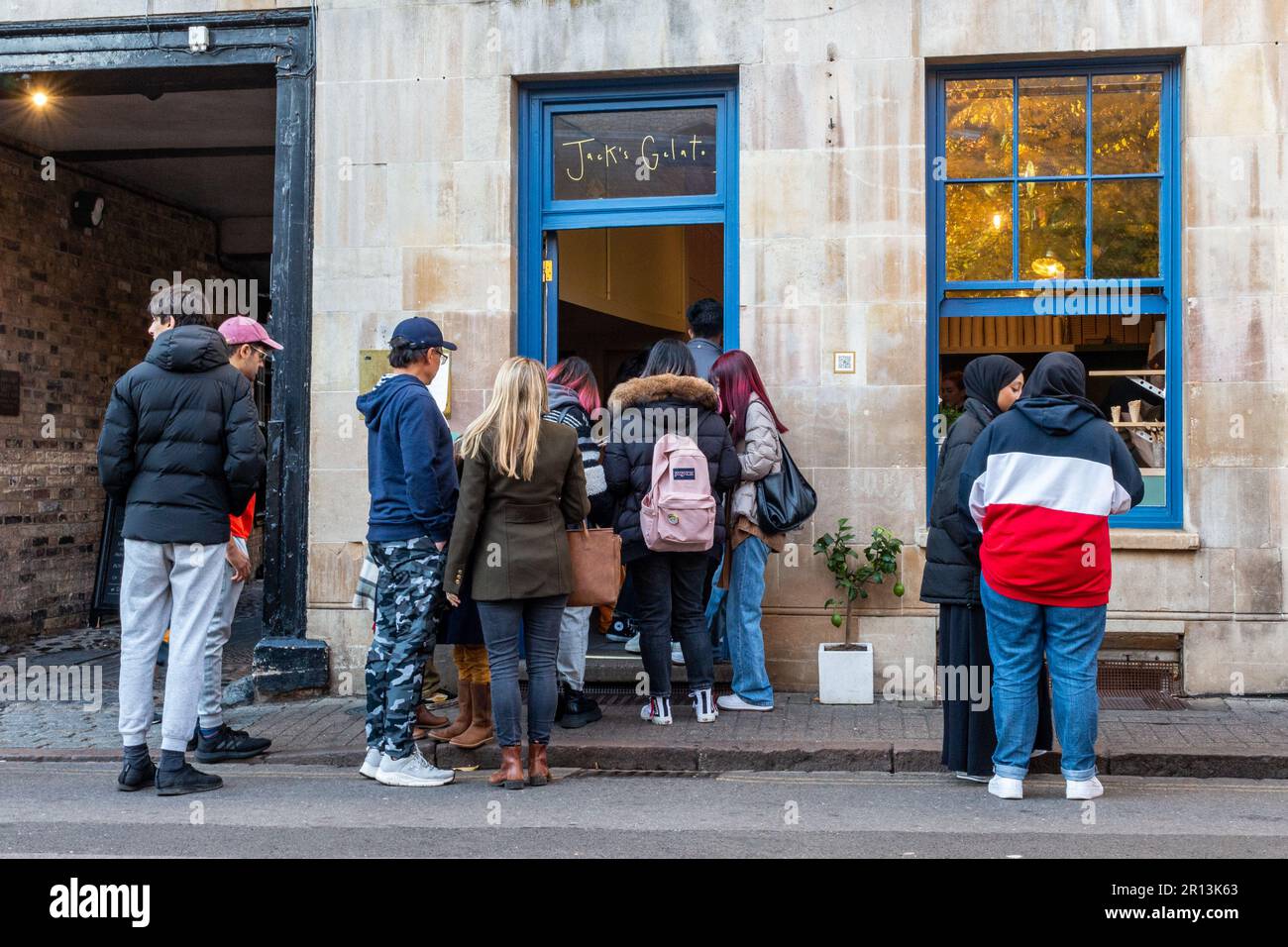 Une file d'attente de gens attendent devant Jack's Gelato, Benet Street, Cambridge, Royaume-Uni, pour acheter de la crème glacée. Banque D'Images