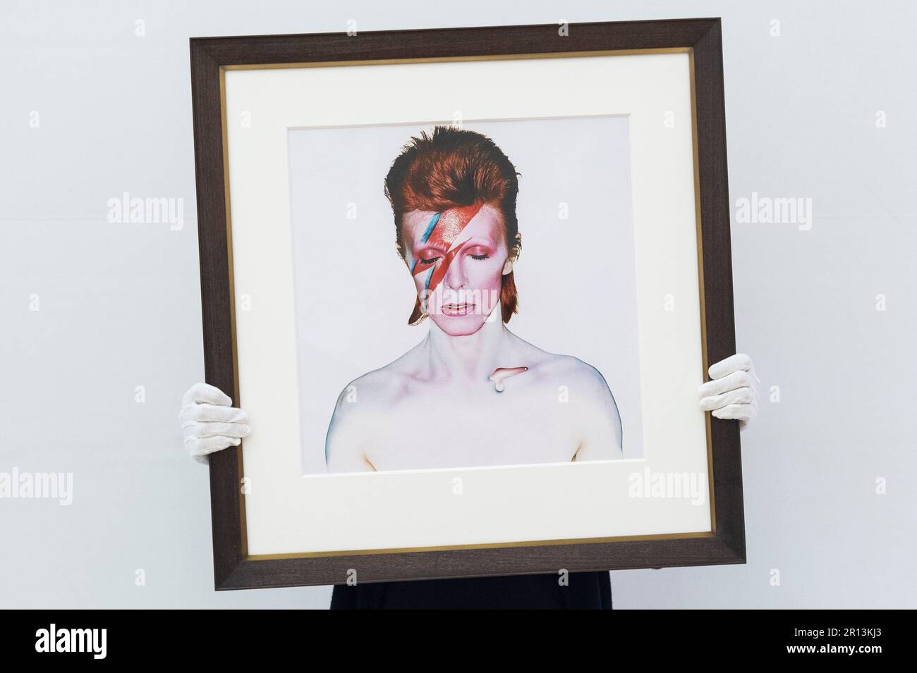 Londres, Royaume-Uni. 11 mai 2023. Un technicien présente « David Bowie », 1973 ans, par Brian Duffy (£7 000 - 9 000) à un aperçu de ‘SOTLIGHT: A Private London Collection’ de Phillips. Œuvres de certains des photographes les plus renommés des 20th et 21st siècles, dont Richard Avedon, Irving Penn, Robert Mapplehorpe, Helmut Newton, Et Mario Testino, sera mis aux enchères le 19 mai dans les galeries de Phillips Berkeley Square. Credit: Stephen Chung / Alamy Live News Banque D'Images