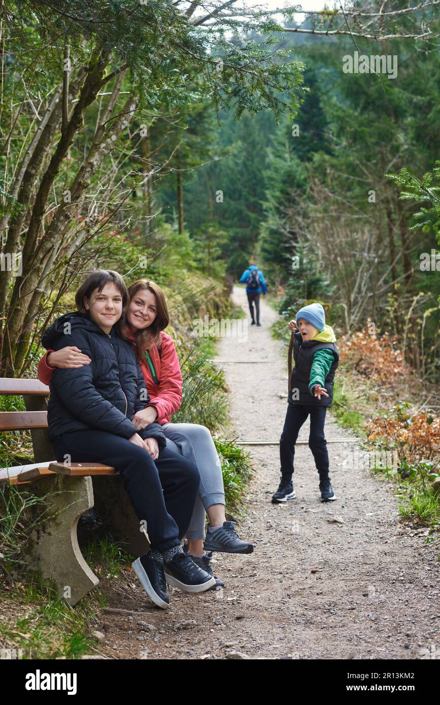 Famille avec trois enfants en montagne. Voyage et randonnée avec les enfants. Banque D'Images