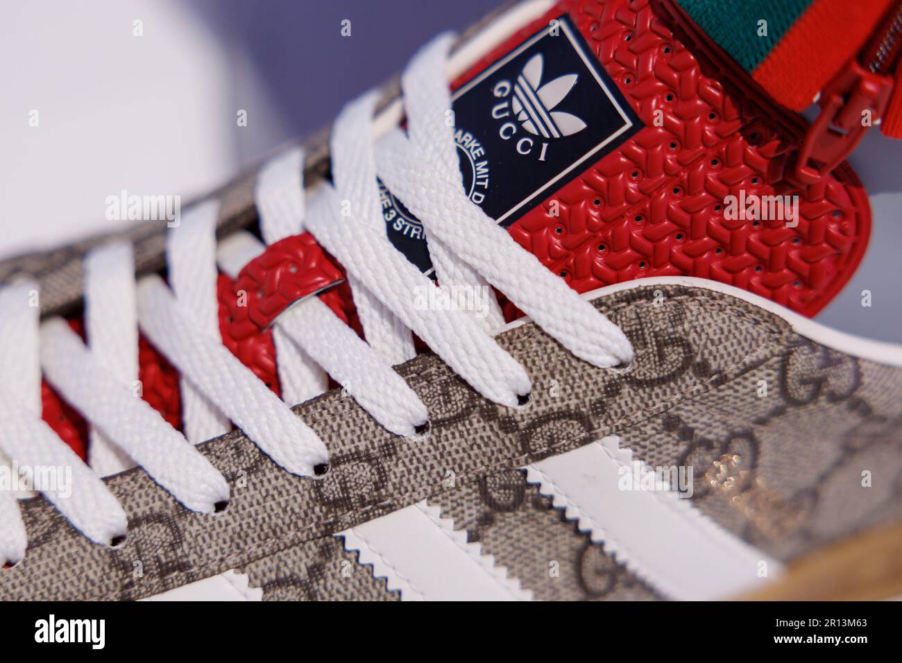 11 mai 2023, Bavière, Fürth: Le logo du fabricant d'articles de sport adidas  AG et le lettrage de la société de mode Gucci peuvent être vus sur le banc  de touche de