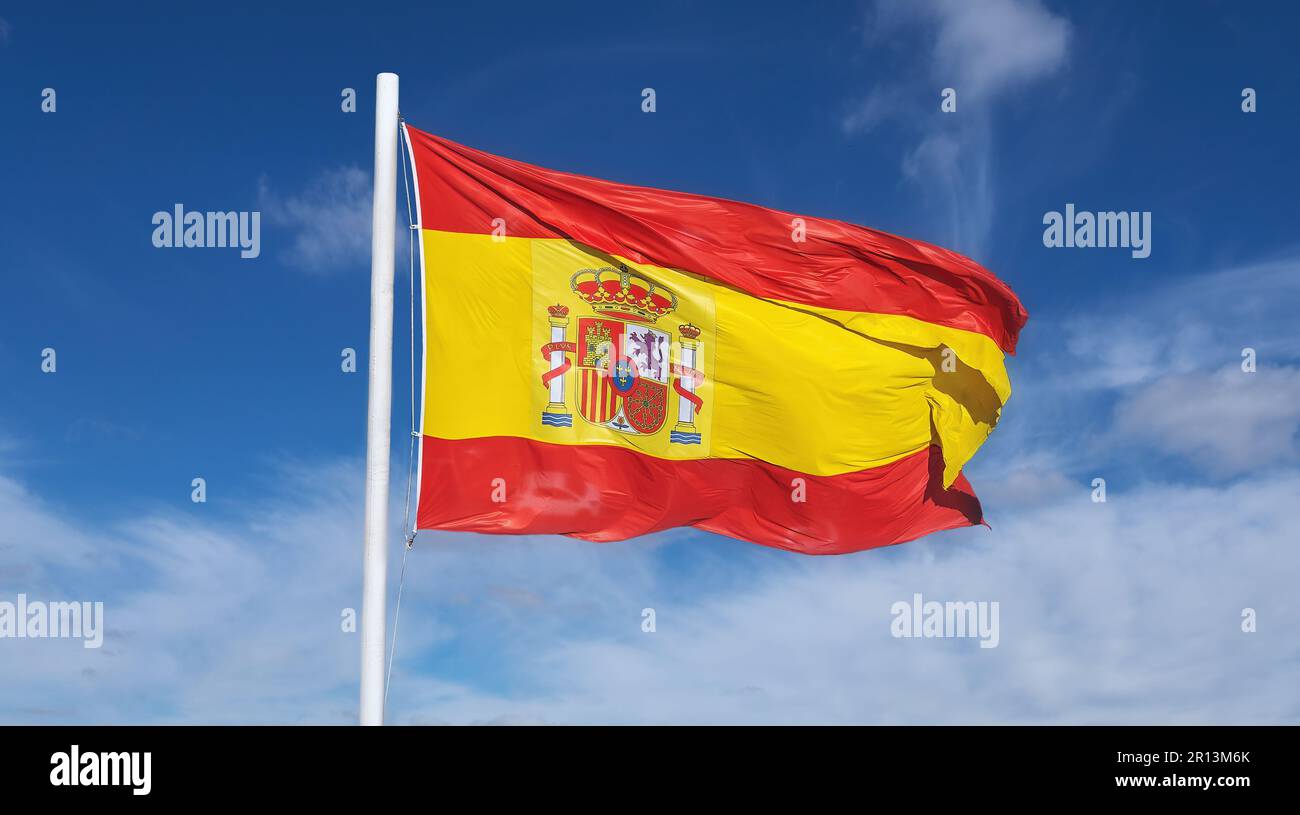 Drapeau de l'Espagne sur un ciel bleu Banque D'Images