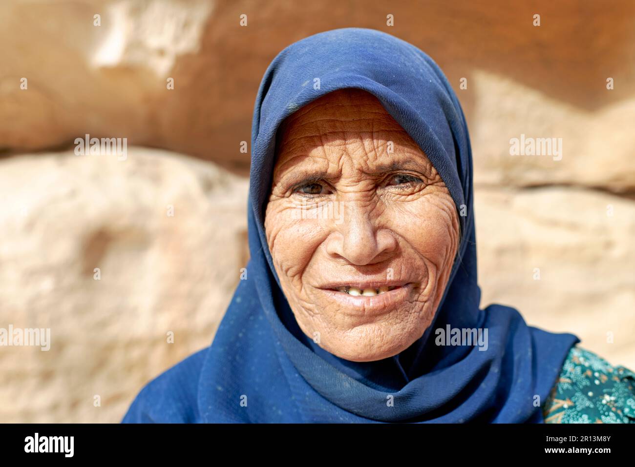 Jordanie. Site archéologique de la petite Petra. Wadi Musa. Portrait d'une vieille femme Banque D'Images