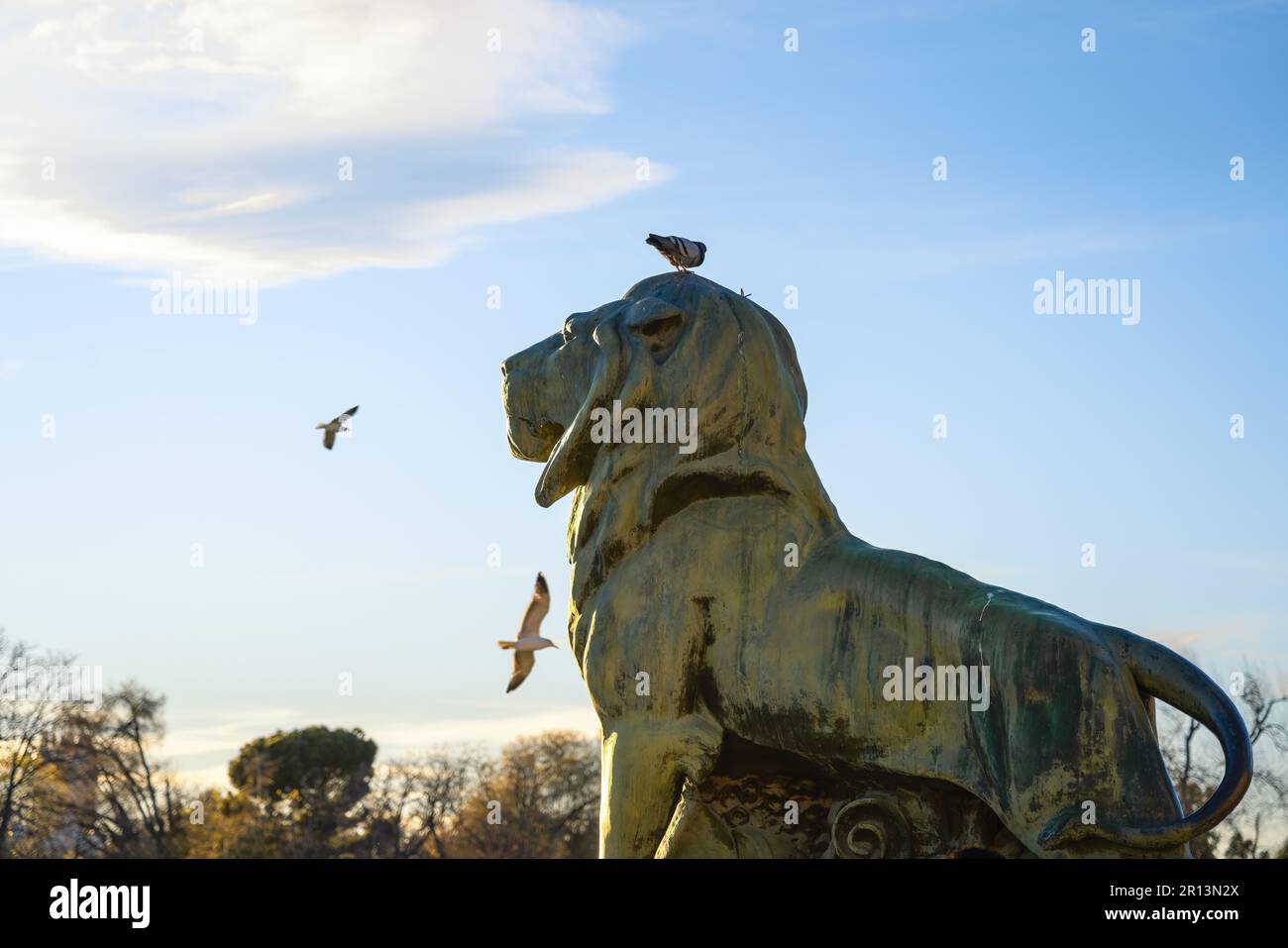 La sculpture du lion fait partie du monument à Alfonso XII au parc Retiro - Madrid, Espagne Banque D'Images