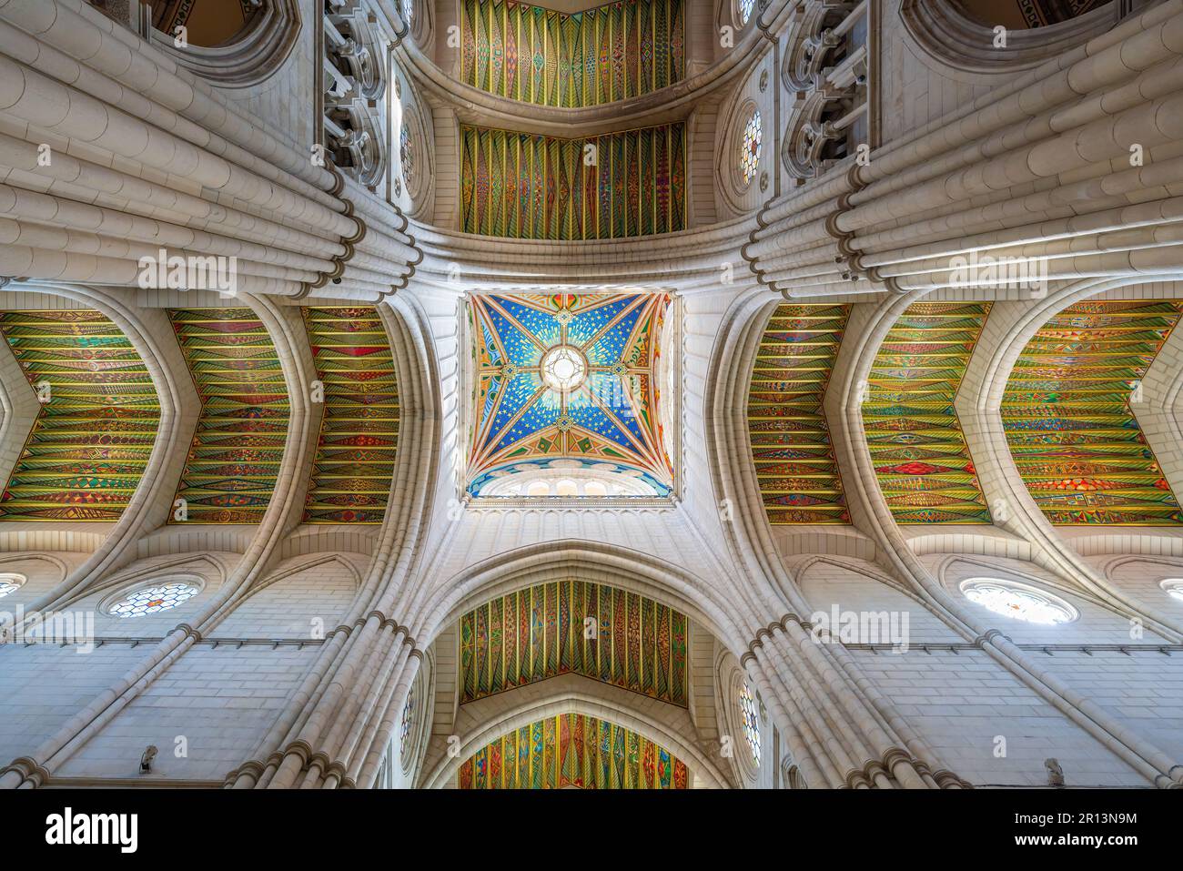 Plafond de l'intérieur de la cathédrale d'Almudena - Madrid, Espagne Banque D'Images
