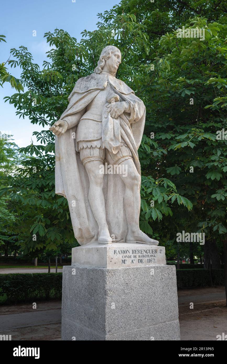 Statue du comte de Barcelone Ramon Berenguer IV (Ramon Berenguer IV de Barcelona) sur le Paseo de la Argentina dans le parc Retiro - Madrid, Espagne Banque D'Images