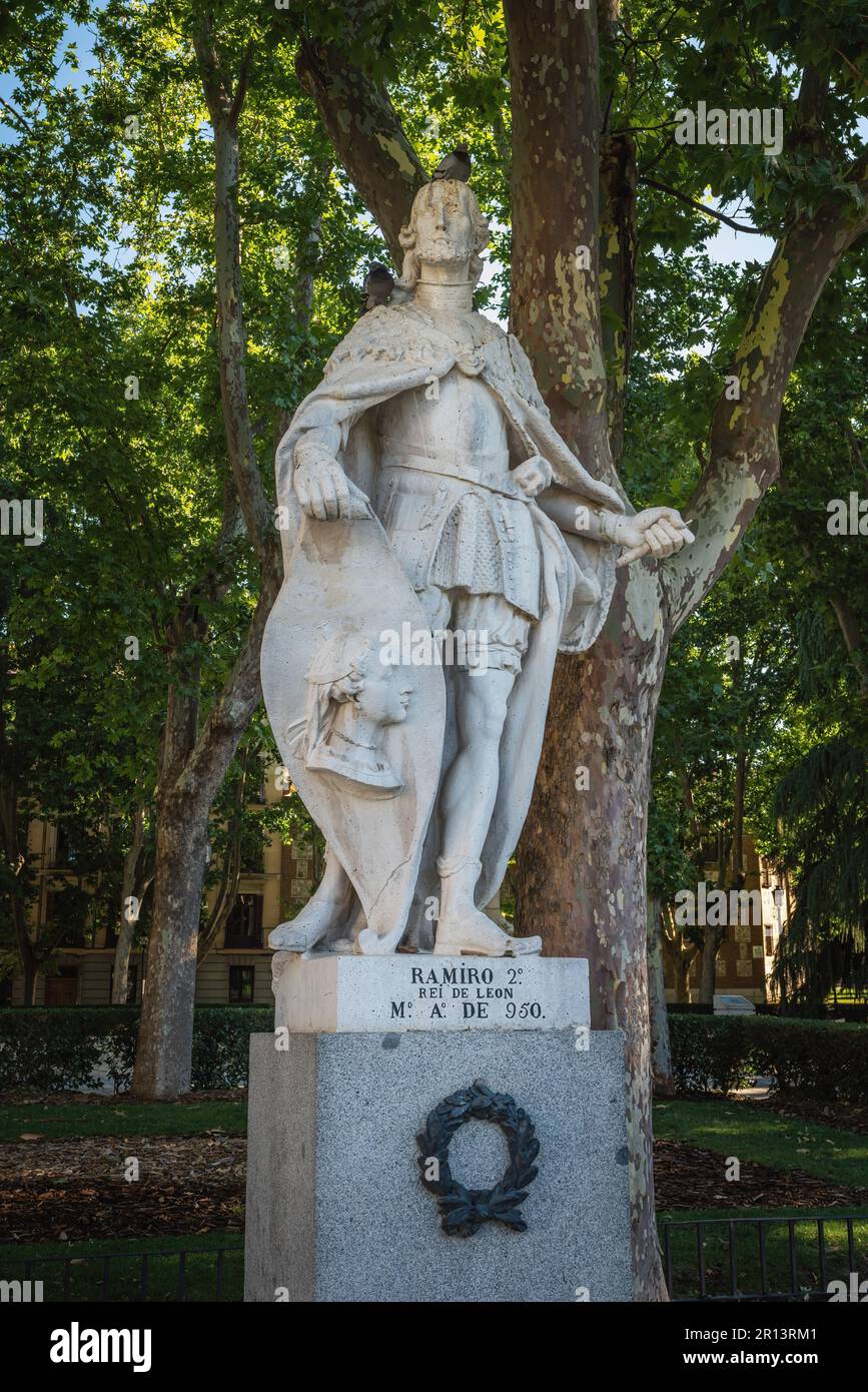 Statue du roi Ramiro II de Leon sur la place Plaza de Oriente - Madrid, Espagne Banque D'Images