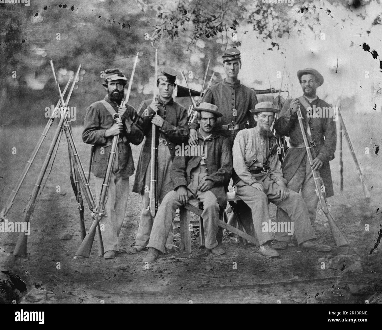 TITRE: Soldier Group..CALL NUMBER: LC-B811- 4032[P&P]..REPRODUIRE: LC-DIG-cwpb-03535 (fichier numérique du nég. Original).pas de restrictions connues sur la publication...MEDIUM: 1 négatif : verre, collodion humide...CRÉÉ/PUBLIÉ: [Entre 1861 et 1869]..NOTES:..de la collection de sujets négatifs de la guerre civile...partie de la collection de la collection de verre du groupe de soldats: 1861-1865 Banque D'Images