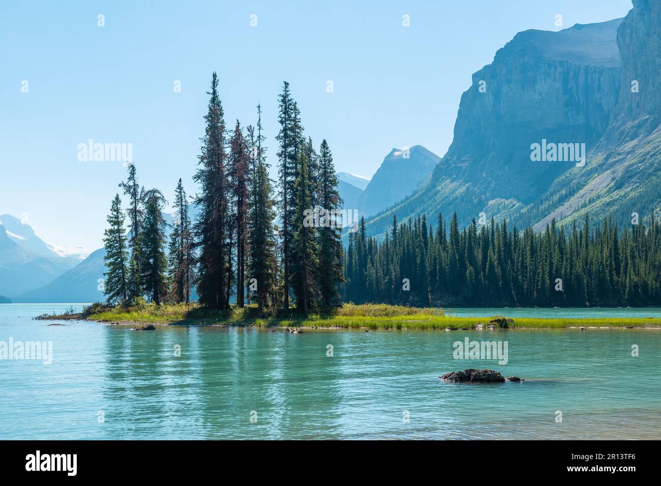 Réflexion de Spirit Island à Maligne Lake, Jasper, Canada. Banque D'Images