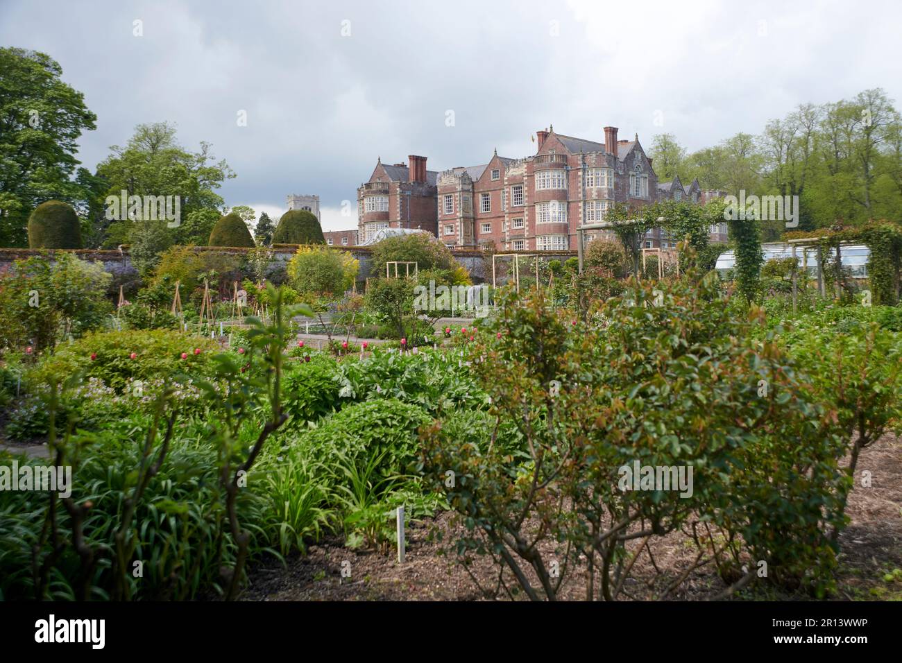 Burton Agnes Hall un manoir de 17th ans, vu depuis le jardin clos élisabéthain au début de l'été. Banque D'Images