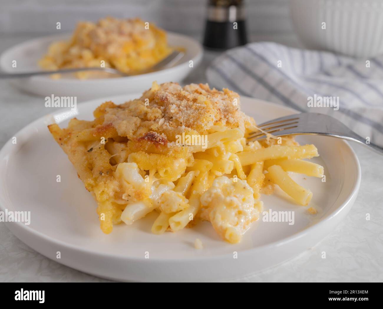 Macaroni et fromage au chou-fleur et chapelure gratinée, garniture au parmesan sur une assiette Banque D'Images