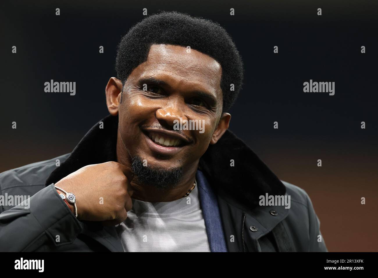 Milan, Italie. 10th mai 2023. L'ancien footballeur Samuel ETO'o commente Amazon Prime après le match de l'UEFA Champions League à Giuseppe Meazza, à Milan. Crédit photo à lire: Jonathan Moscrop/Sportimage crédit: Sportimage Ltd/Alay Live News Banque D'Images