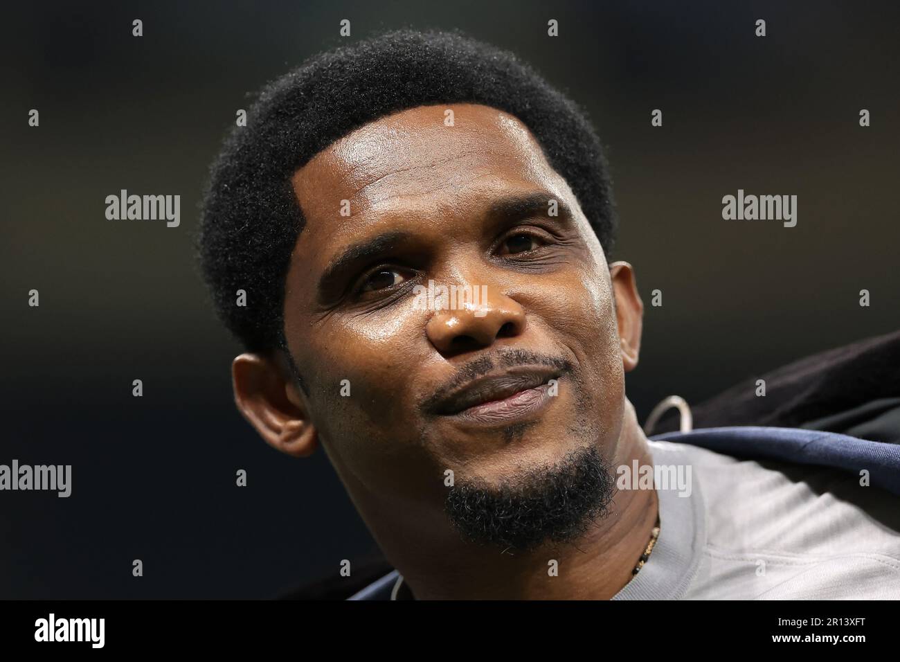 Milan, Italie. 10th mai 2023. L'ancien footballeur Samuel ETO'o commente Amazon Prime après le match de l'UEFA Champions League à Giuseppe Meazza, à Milan. Crédit photo à lire: Jonathan Moscrop/Sportimage crédit: Sportimage Ltd/Alay Live News Banque D'Images