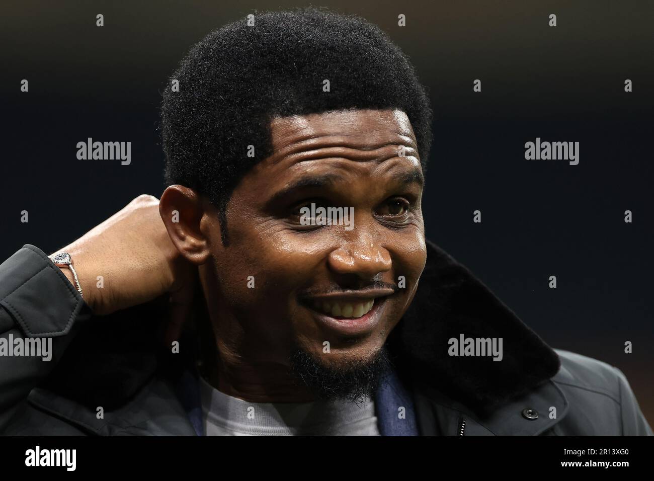 Milan, Italie. 10th mai 2023. L'ancien footballeur Samuel ETO'o commente Amazon Prime après le match de l'UEFA Champions League à Giuseppe Meazza, à Milan. Crédit photo à lire: Jonathan Moscrop/Sportimage crédit: Sportimage Ltd/Alay Live News Banque D'Images