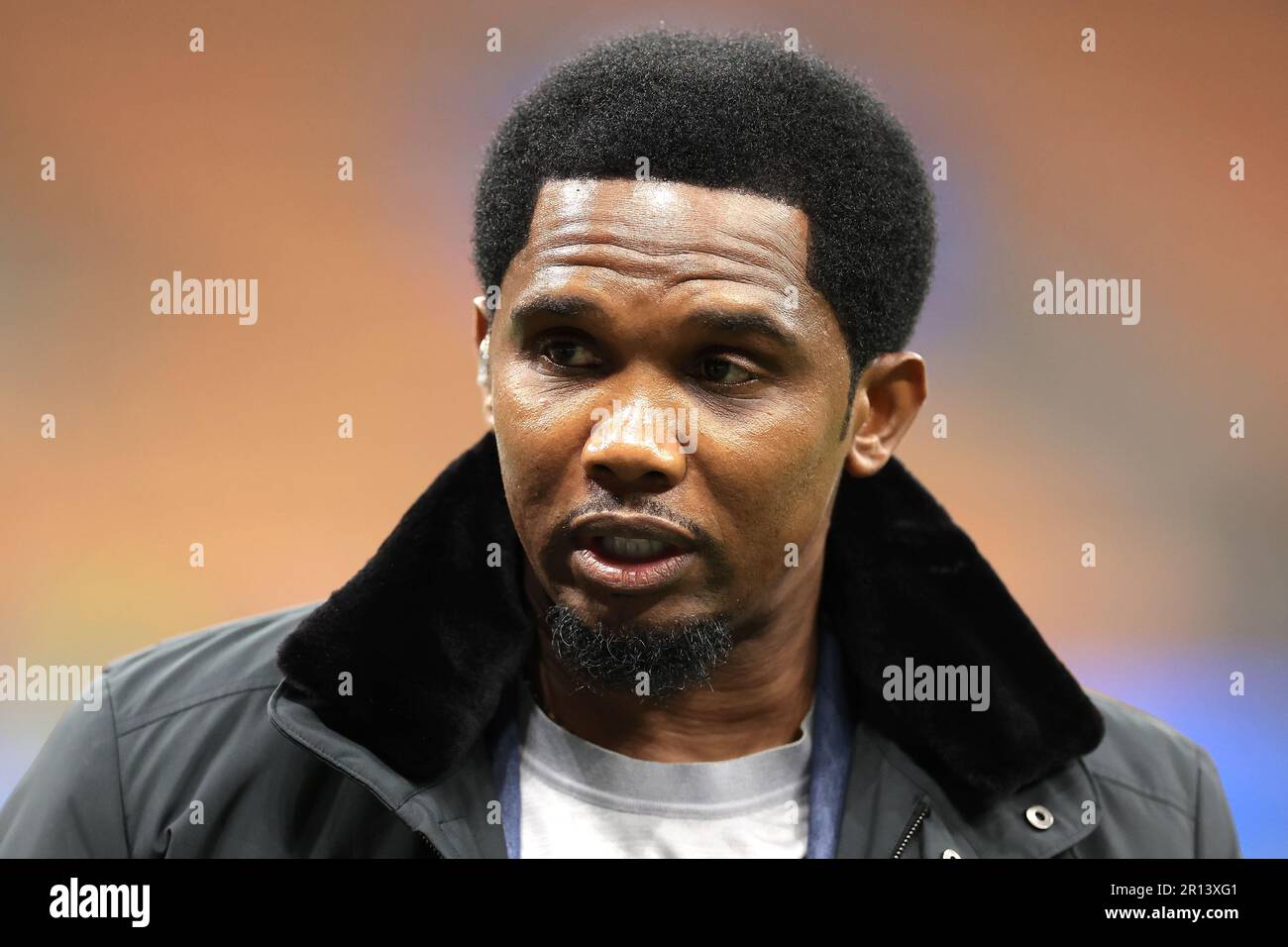 Milan, Italie. 10th mai 2023. L'ancien footballeur Samuel ETO'o commente Amazon Prime après le match de l'UEFA Champions League à Giuseppe Meazza, à Milan. Crédit photo à lire: Jonathan Moscrop/Sportimage crédit: Sportimage Ltd/Alay Live News Banque D'Images
