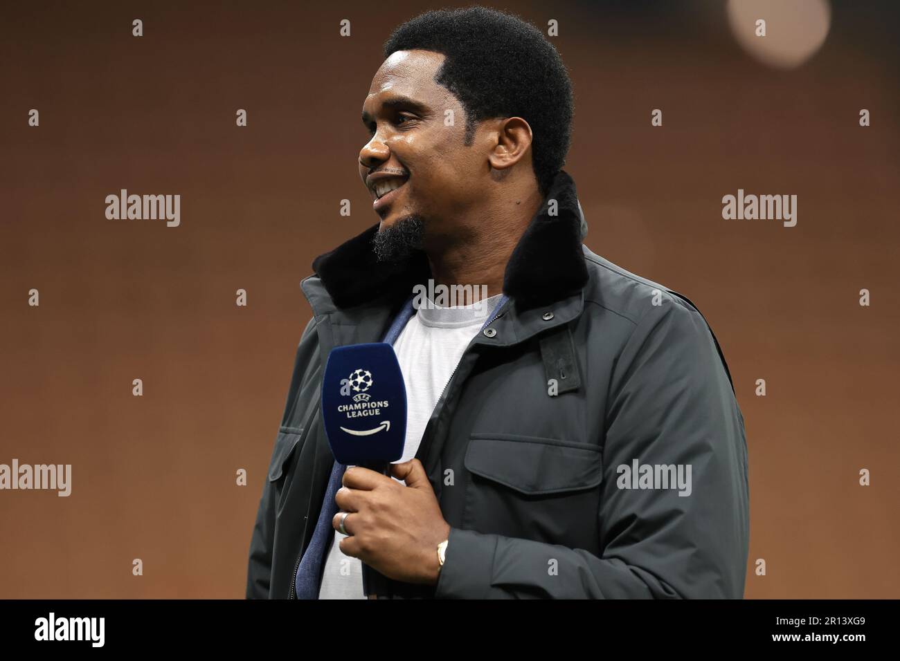 Milan, Italie. 10th mai 2023. L'ancien footballeur Samuel ETO'o commente Amazon Prime après le match de l'UEFA Champions League à Giuseppe Meazza, à Milan. Crédit photo à lire: Jonathan Moscrop/Sportimage crédit: Sportimage Ltd/Alay Live News Banque D'Images