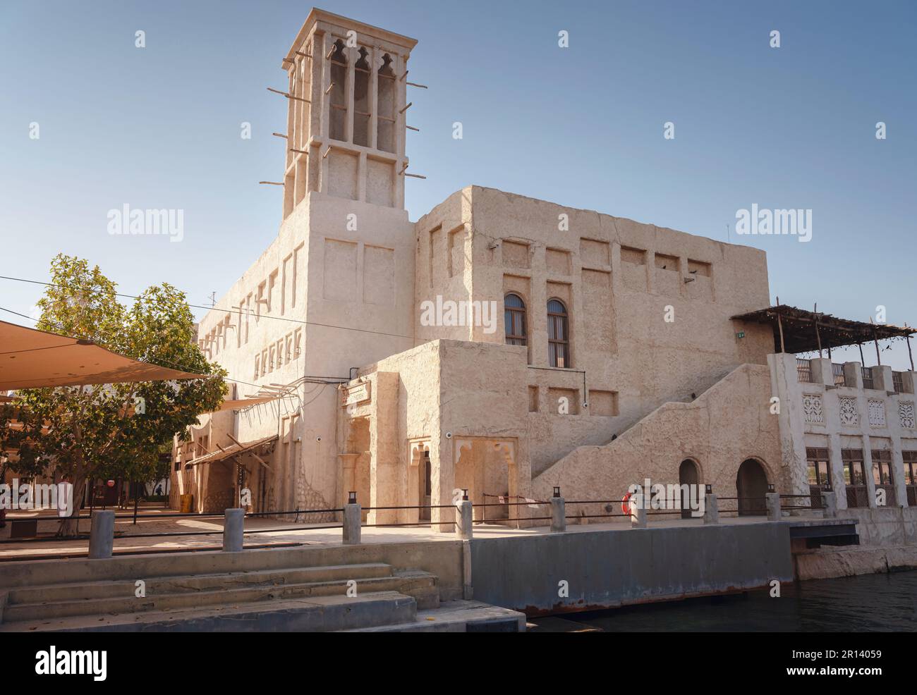 20 mars 2023, Dubaï, Émirats Arabes Unis : le village de la vieille ville d'Al Seef à Dubaï, Al Seef Khor se trouve à 1,8 km de la promenade en bord de mer le long de la rive de Dubai Creek, à Al Fahidi Neigh Banque D'Images