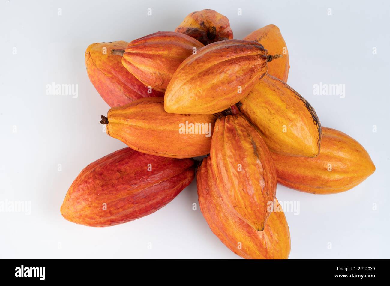 Pile de gousses de cacao de couleur orange au-dessus de la vue de dessus isolée Banque D'Images Pile de gousses de cacao de couleur orange au-dessus de la vue de dessus isolée Banque D'Images