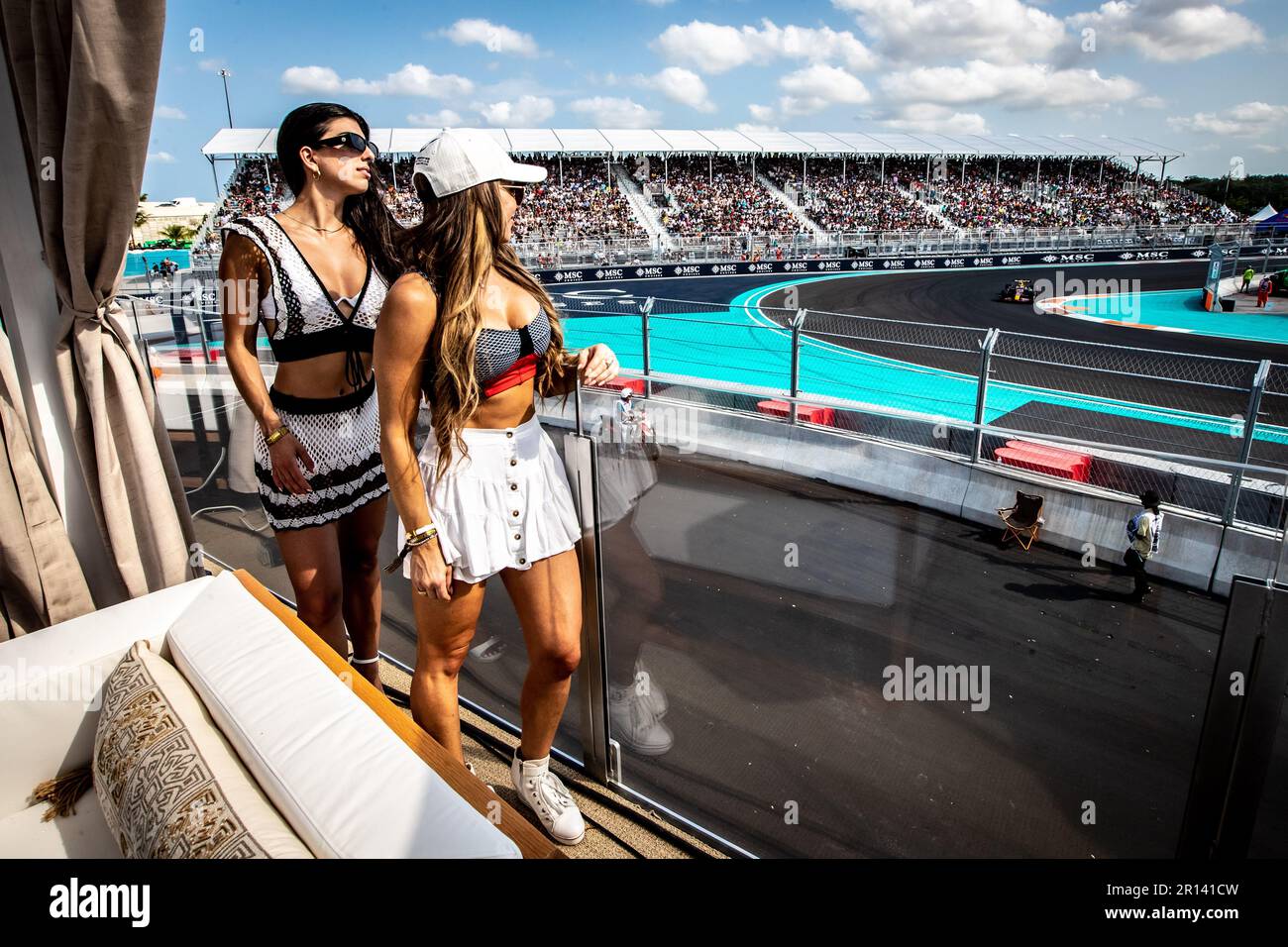 Miami, Floride, États-Unis. 07 mai 2023. Championnat du monde F1. Grand Prix de Miami F1. #11. Grils regardant F1 à Miami GP. Banque D'Images