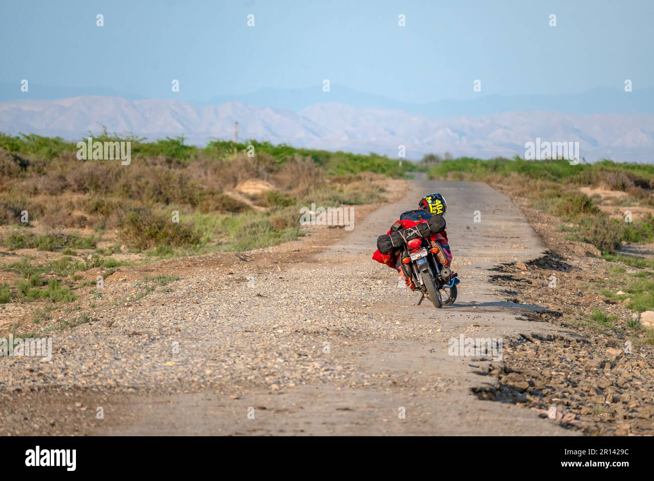 Honda 125 parc de vélo sur la route de la plage Karachi Banque D'Images