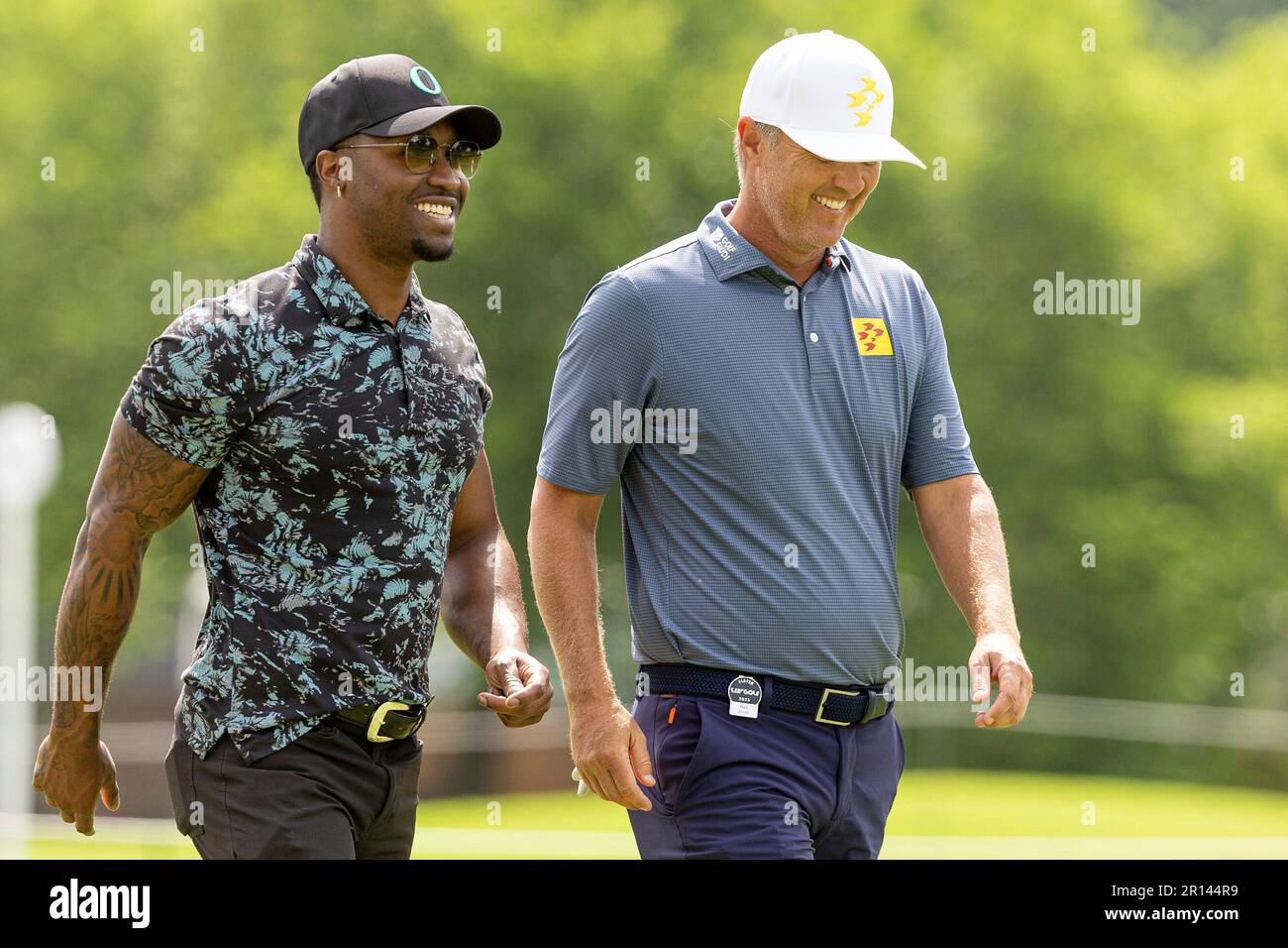 Former NFL player Taylor Gabriel, left, and Matt Jones of Ripper GC talk on the first hole during the pro-am ahead of LIV Golf Tulsa at the Cedar Ridge Country Club on Thursday, May 11, 2023, in Broken Arrow, Okla. (Greenwood/LIV Golf via AP) Banque D'Images