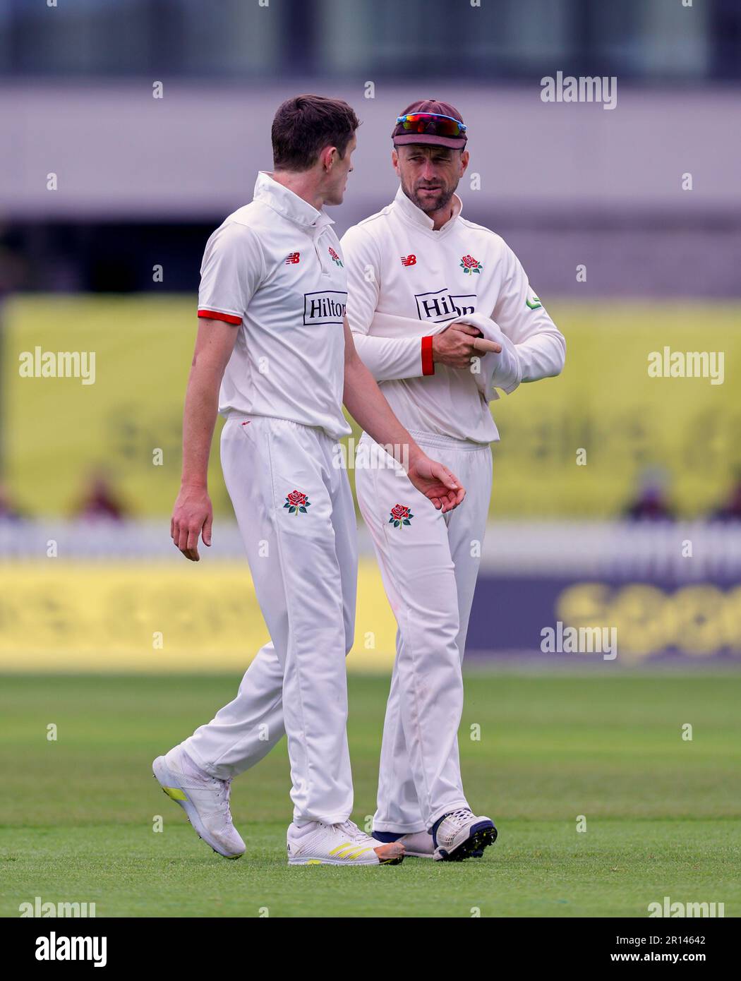 Old Trafford, Manchester, Angleterre : 11th mai 2023; championnat de comté de la division 1, cricket, Lancashire versus Somerset Day 1; Dane Vilas (Capt) de Lancashire donne des conseils à will Williams de Lancashire Banque D'Images