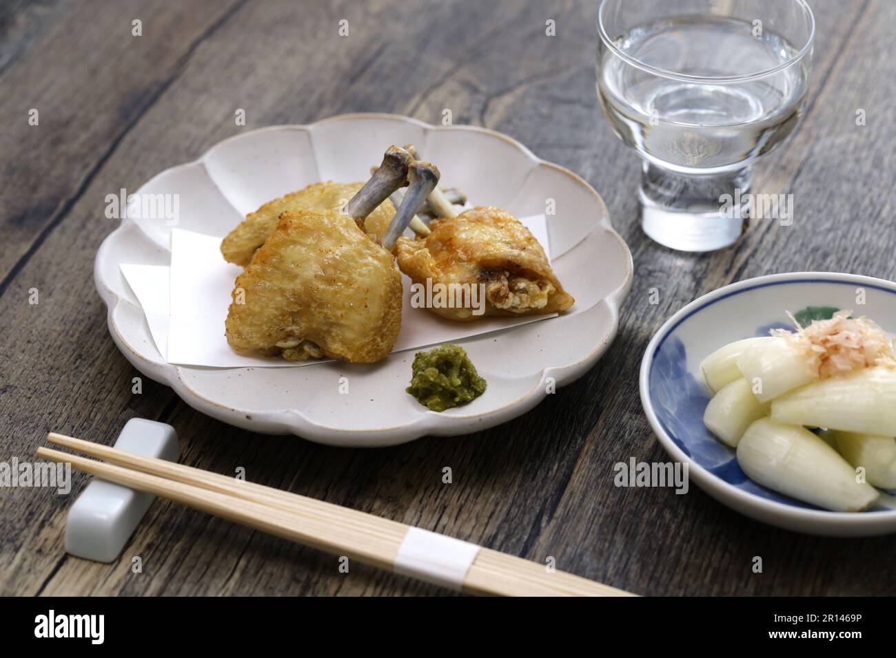 Ailes de poulet frites à la peau croustillante, cuisine japonaise Banque D'Images