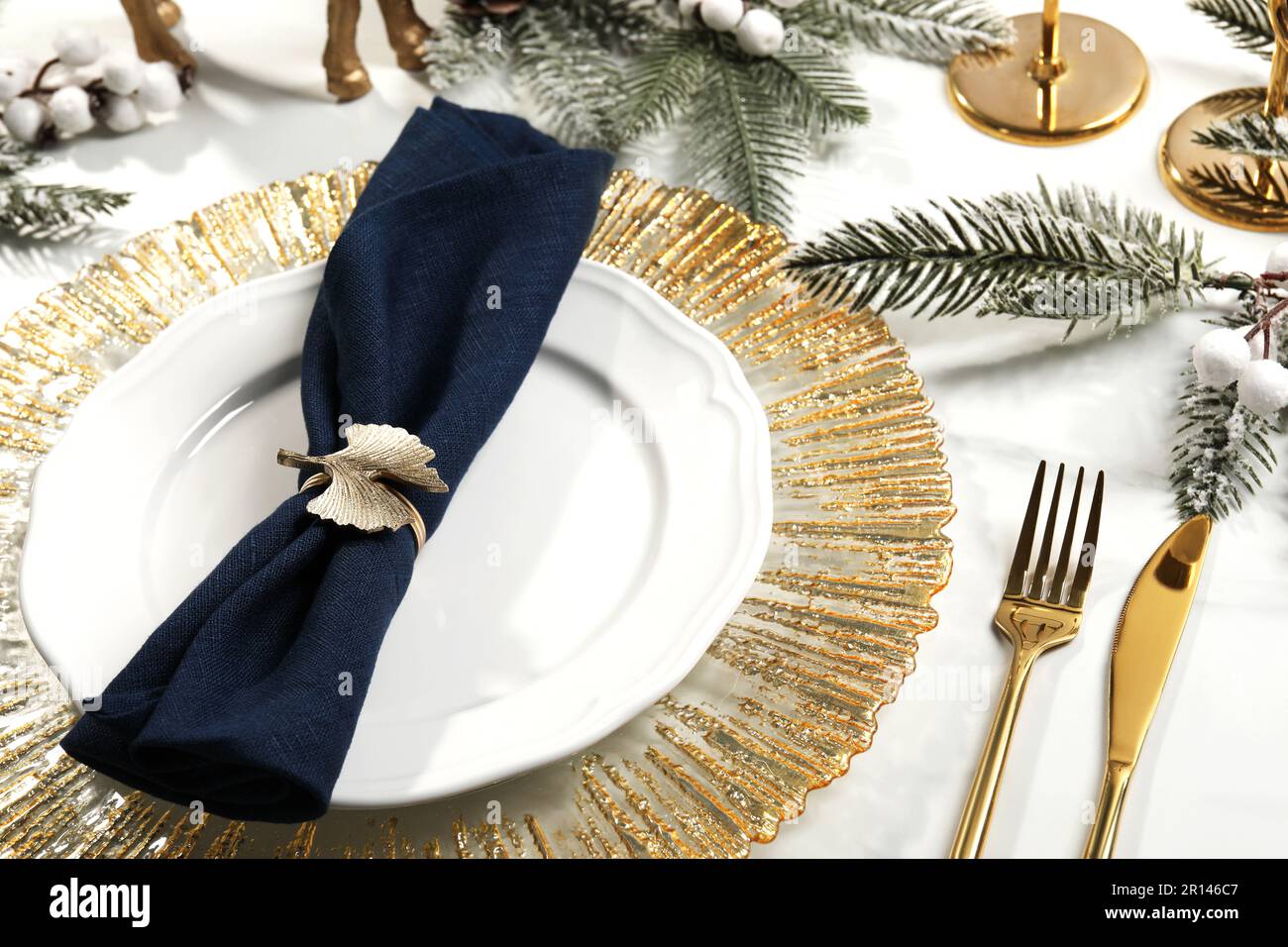 Table élégante avec serviette en tissu bleu foncé, magnifique anneau  décoratif et décor festif Photo Stock - Alamy