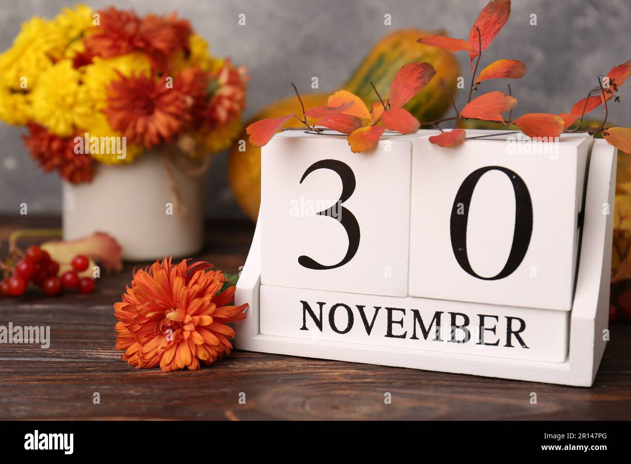 Jour de Thanksgiving, fête célébrée chaque quatrième jeudi de novembre. Calendrier de bloc et feuilles d'automne sur table en bois, gros plan Banque D'Images