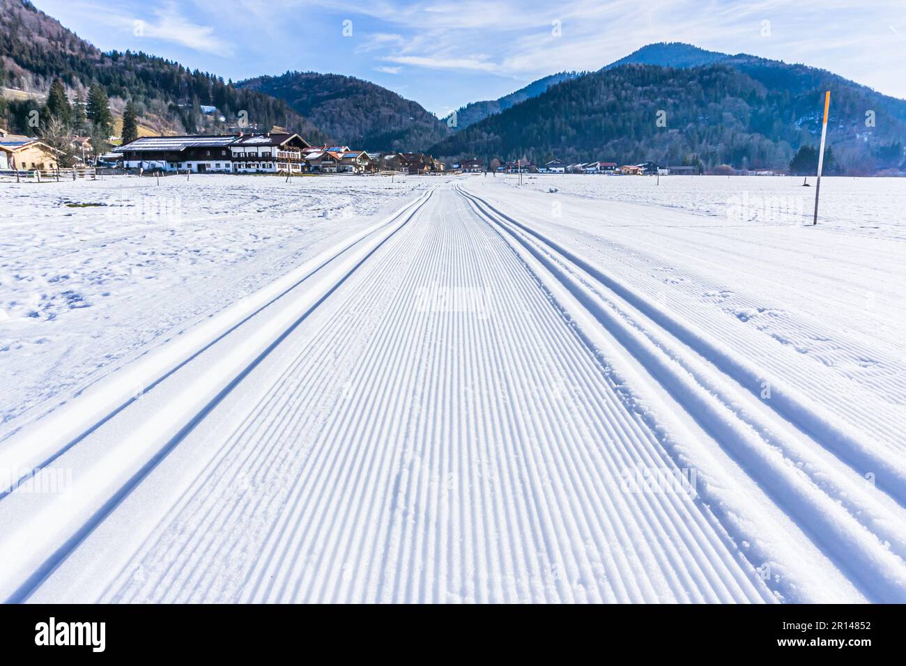 Deux pistes fraîchement entretenues pour le ski de fond le matin d'hiver Banque D'Images