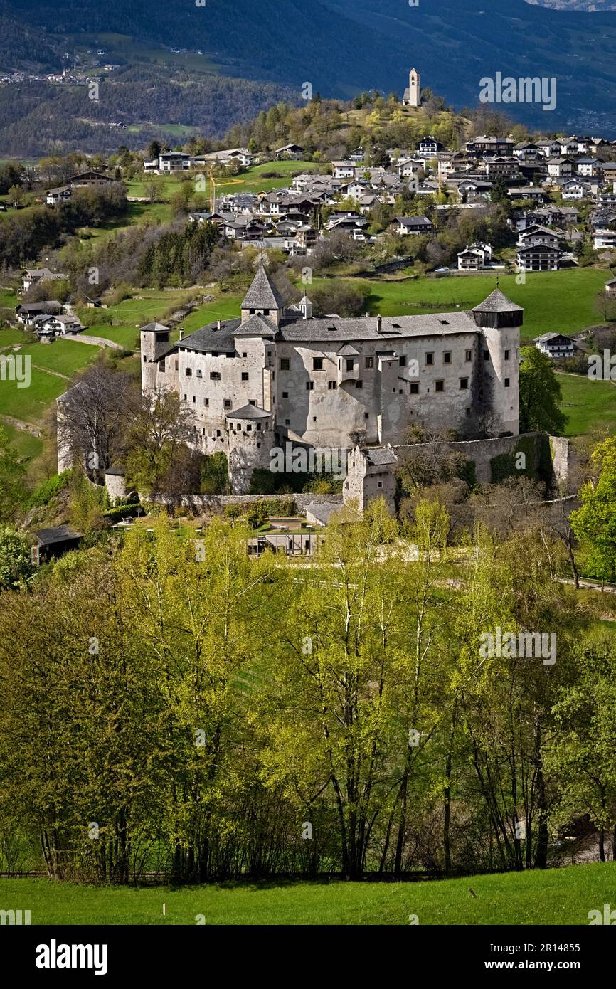 Le château médiéval de Presule/Prösels et le village tyrolien de Fiè allo Sciliar/Völs am Schlern. Province de Bolzano, Trentin-Haut-Adige, Italie. Banque D'Images