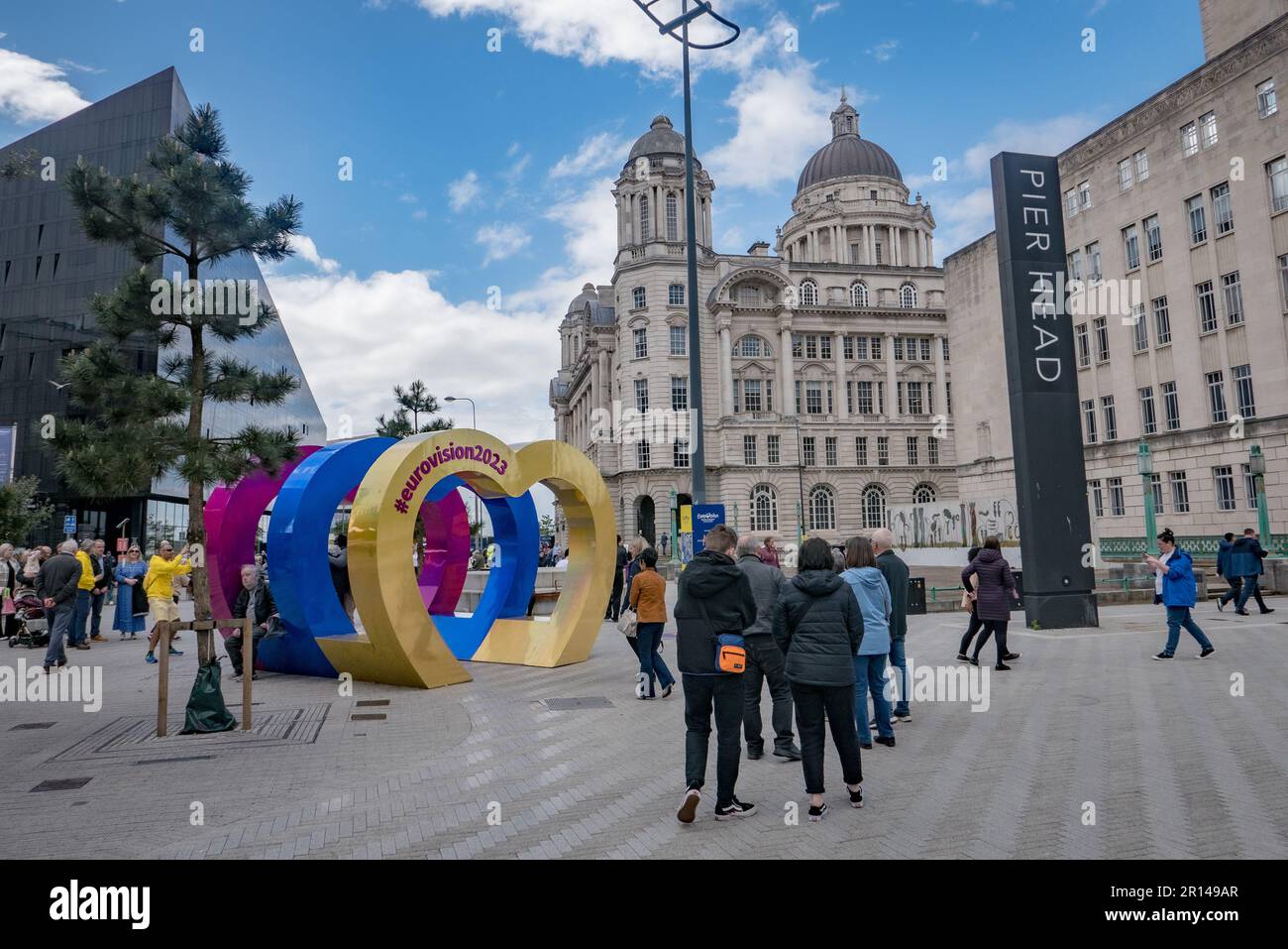 Liverpool, Angleterre. 11th mai 2023, les gens posent pour des photos pendant la semaine Eurovision à Pier Head le 11th mai 2023 à Liverpool, en Angleterre. Credit: SMP News / Alamy Live News Banque D'Images