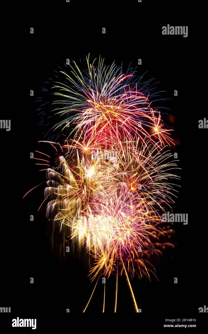 Feux d'artifice lumineux et colorés sur fond noir. Contexte pour les fêtes d'anniversaire, les grands événements et les fêtes Banque D'Images