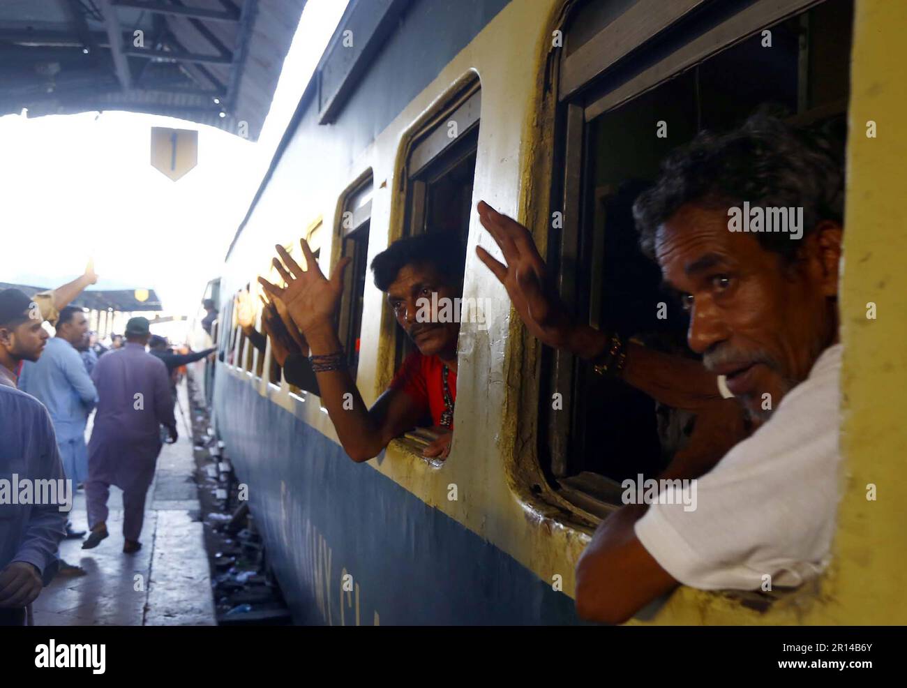 Karachi, Pakistan, 11 mai 2023. Les pêcheurs indiens qui ont été arrêtés par l'Agence de sécurité maritime du Pakistan quittent le Pakistan après avoir été mis en liberté par les autorités pour geste de bonne volonté, à la gare de Cantonment à Karachi jeudi, 11 mai 2023. Le Pakistan a libéré 200 autres pêcheurs indiens de la prison de Karachi Malir. Banque D'Images