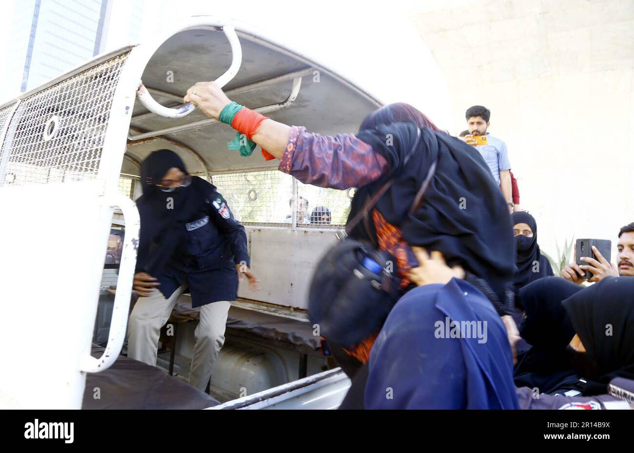 Karachi, Pakistan, 11 mai 2023. Les policiers ont rétabli l'accusation de bâton et l'arrestation pour repousser les manifestants lors de la manifestation de protestation de Tehreek-e-Insaf (PTI) contre l'arrestation du chef du PTI, Imran Khan, dans les locaux de la haute Cour d'Islamabad, dans la région de Clifton Teen Talwar, à Karachi, jeudi, 11 mai 2023. Banque D'Images