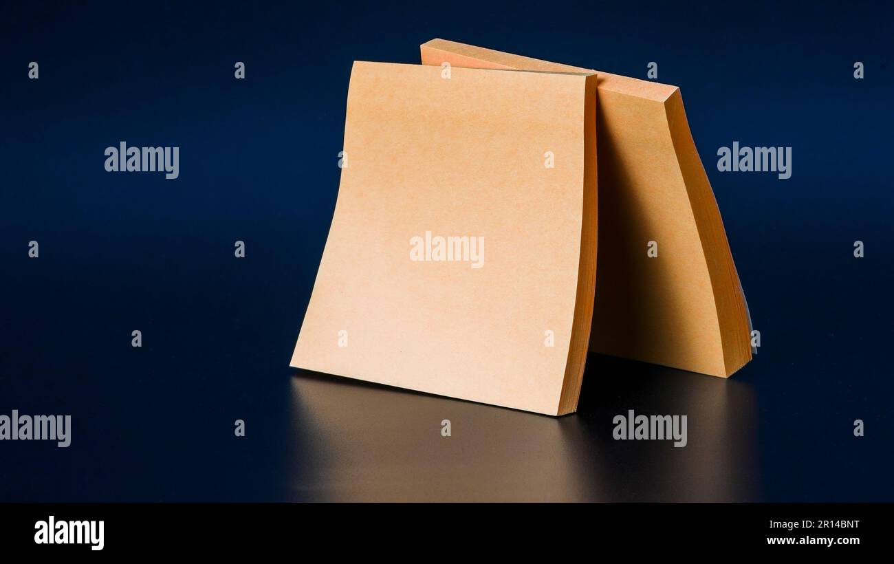 Notes adhésives en papier orange sur fond noir Banque D'Images