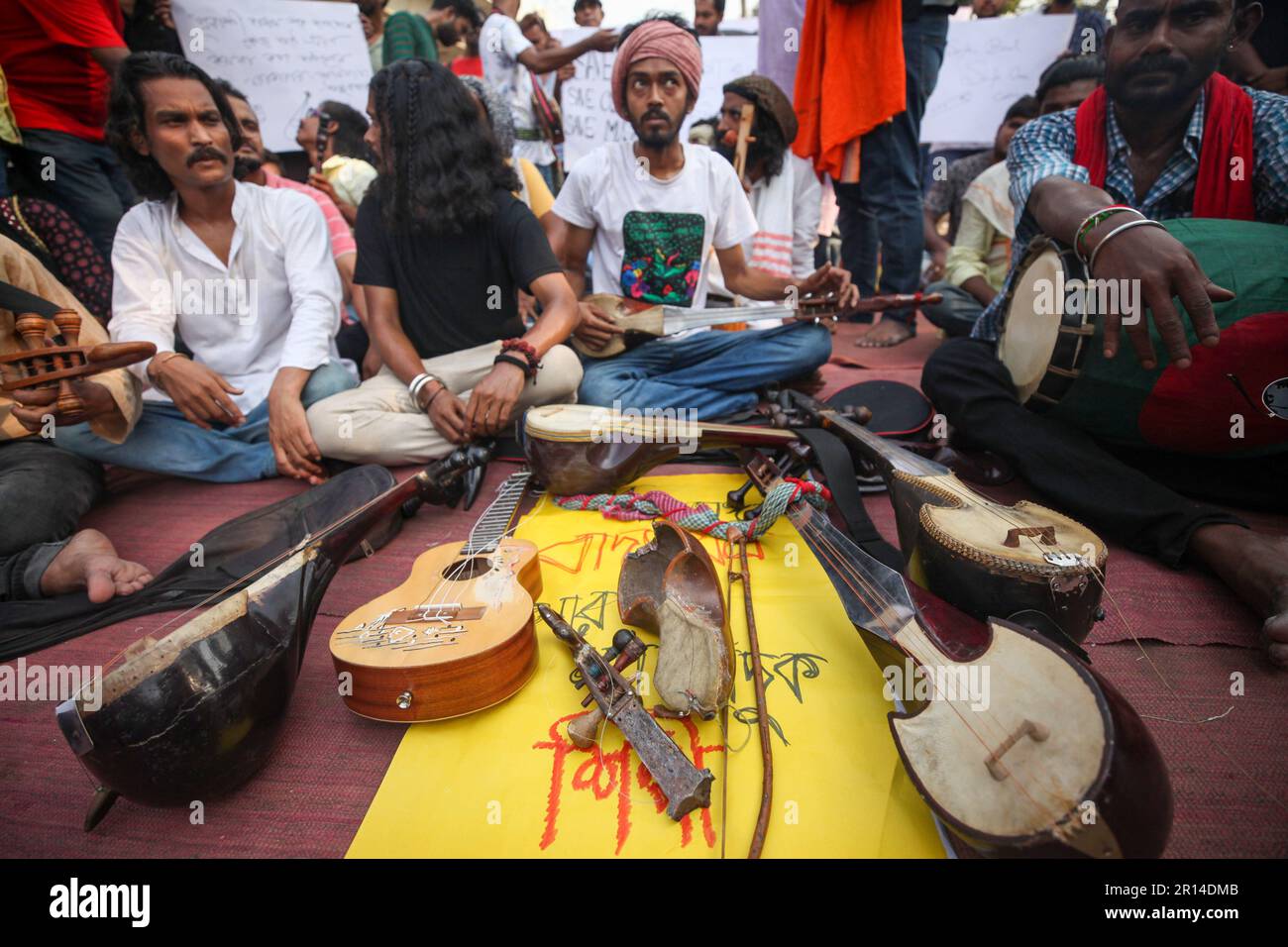 Dhaka, Dhaka, Bangladesh. 11th mai 2023. Les musiciens bangladais Baul prennent part à une manifestation contre une attaque contre les musiciens baul et des instruments de musique cassés dans la région de Shahbag à Dhaka, au Bangladesh, le 11 mai 2023. (Credit image: © Abu Sufian Jewel/ZUMA Press Wire) USAGE ÉDITORIAL SEULEMENT! Non destiné À un usage commercial ! Banque D'Images