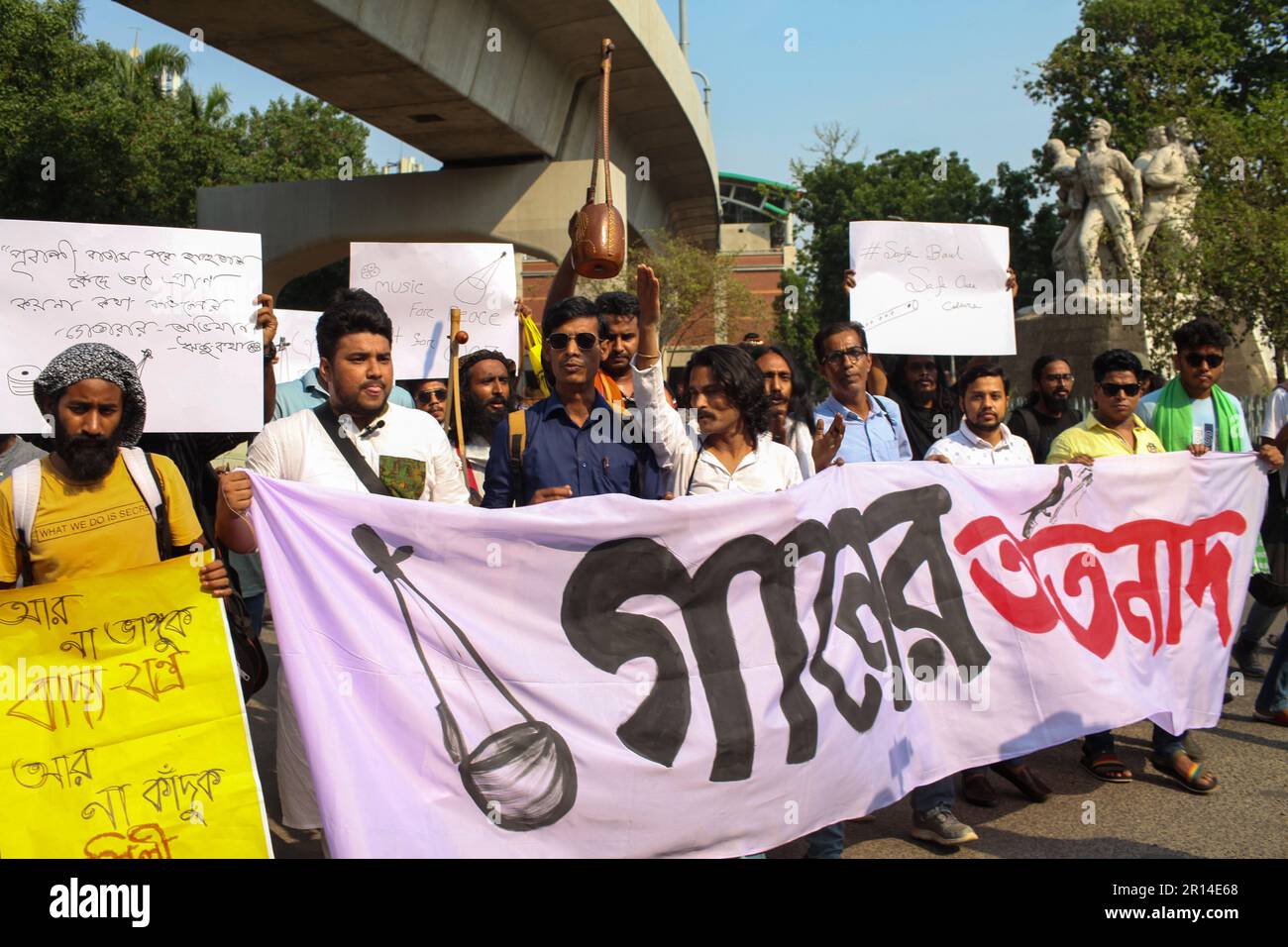 Dhaka, Dhaka, Bangladesh. 11th mai 2023. Les musiciens bangladais Baul prennent part à une manifestation contre une attaque contre les musiciens baul et des instruments de musique cassés dans la région de Shahbag à Dhaka, au Bangladesh, le 11 mai 2023. (Credit image: © Abu Sufian Jewel/ZUMA Press Wire) USAGE ÉDITORIAL SEULEMENT! Non destiné À un usage commercial ! Banque D'Images