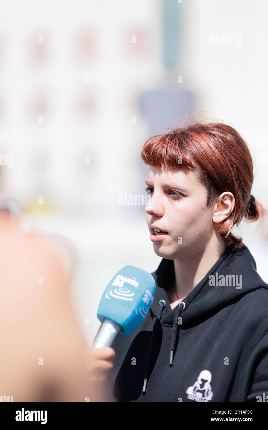 Unité en protestation : les étudiants de l'Université Sapienza à Rome partagent un moment de camaraderie dans leur campement lors d'une manifestation contre la hausse des loyers. Banque D'Images