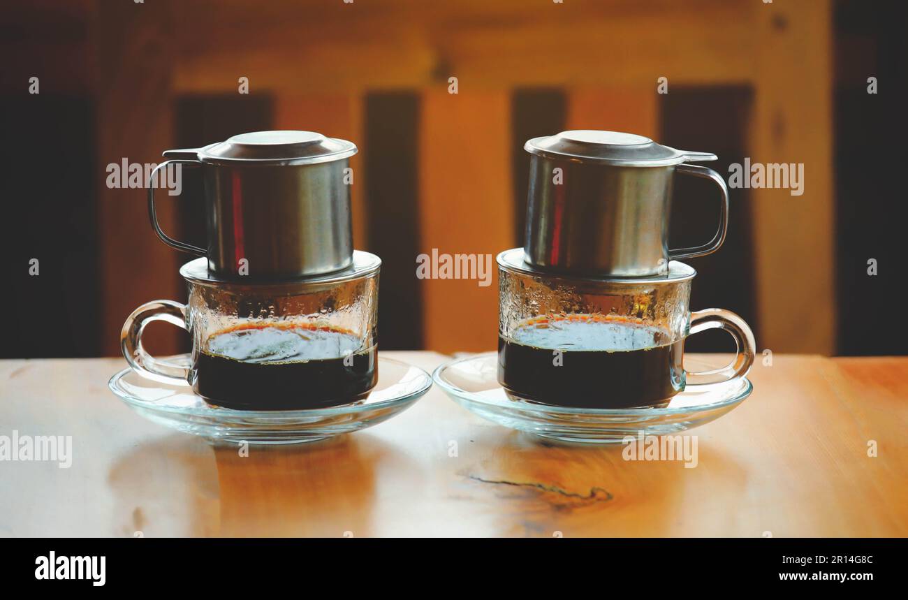 Café noir goutte dans le style vietnamien. Méthode traditionnelle de préparation du café. Banque D'Images