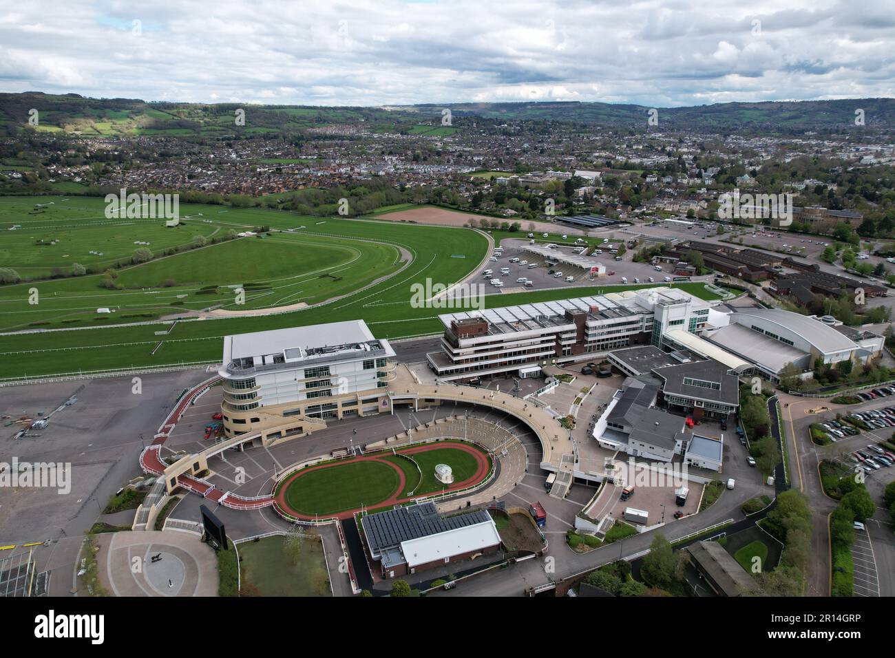 Vue arrière de l'antenne de drone de la tribune de l'hippodrome de Cheltenham Banque D'Images