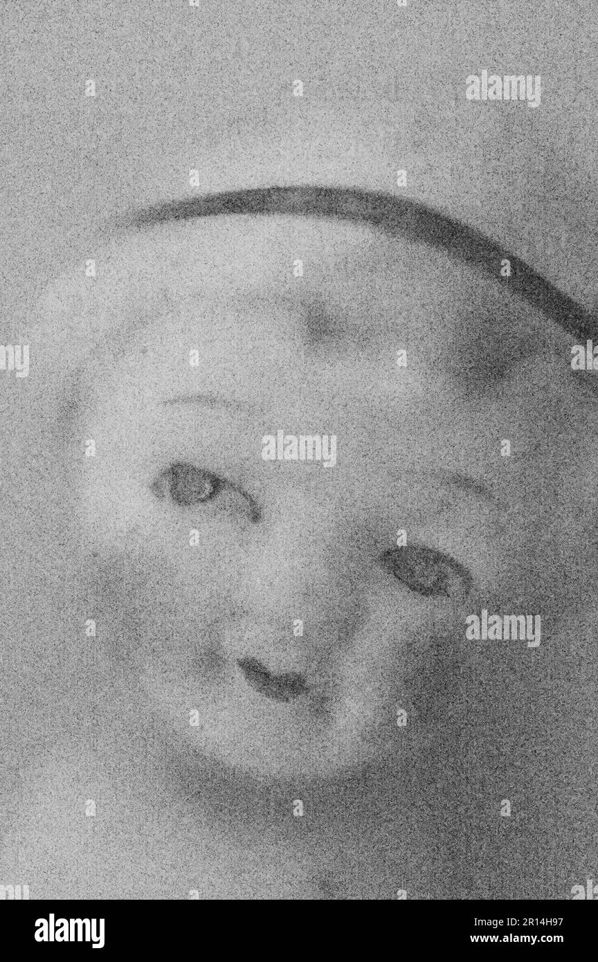 Doux et crayon comme image noire et blanche de la tête de poupée de fille de porcelaine 1920s avec les grands yeux et le visage innocent Banque D'Images