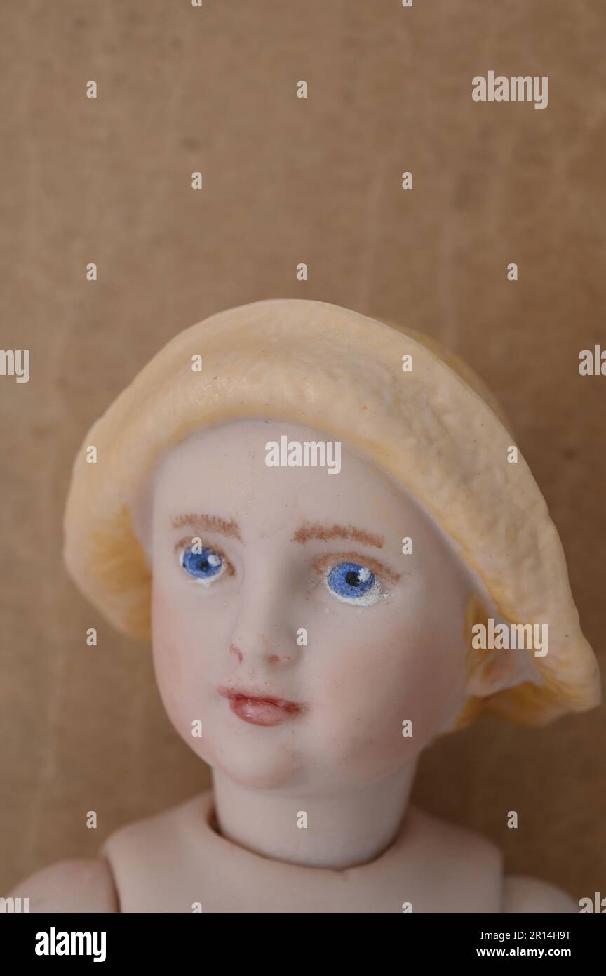 Tête de poupée fille en porcelaine portant un chapeau de 1920s avec de  grands yeux bleus et un teint délicat Photo Stock - Alamy