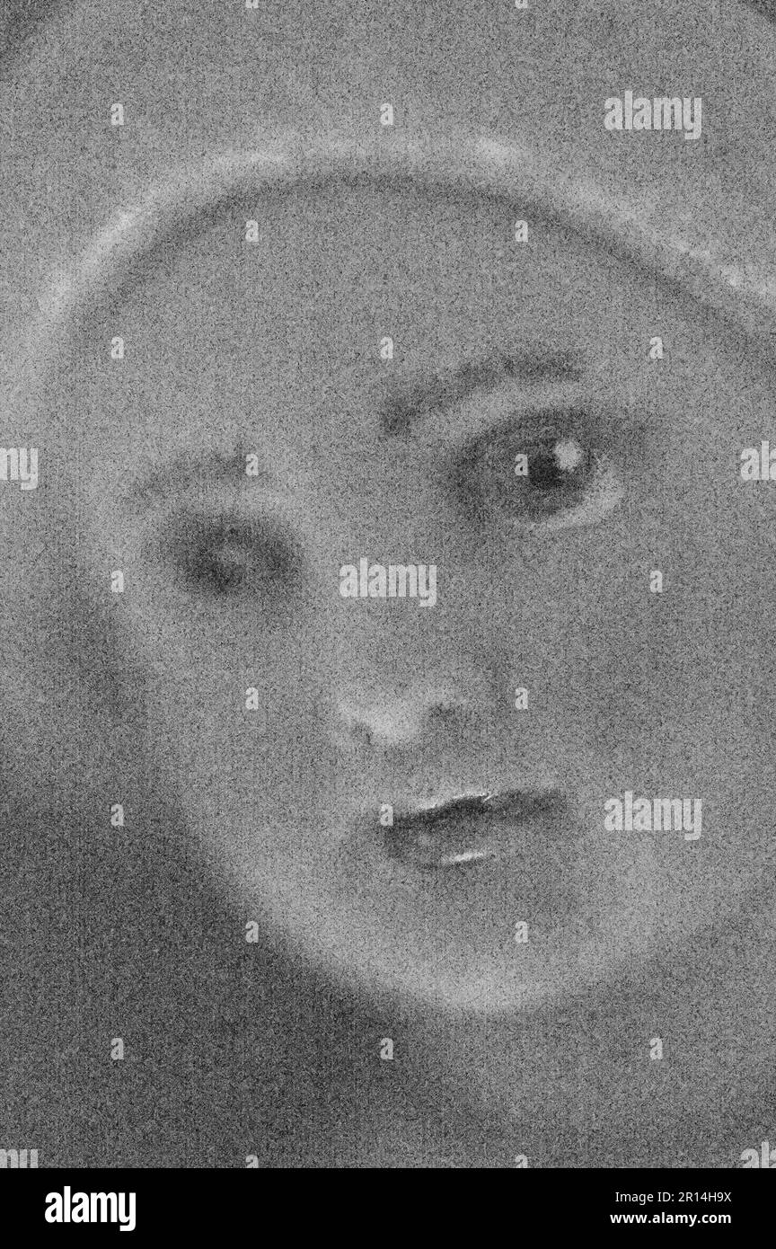 Doux et crayon comme image noire et blanche de la tête de poupée fille en porcelaine portant 1920s chapeau avec les grands yeux et délicate teint Banque D'Images