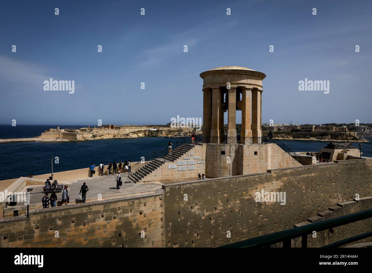 Valette, Malte - 20 avril 2023 : touristes visitant un siège de la Bell sur la côte de la mer. Banque D'Images