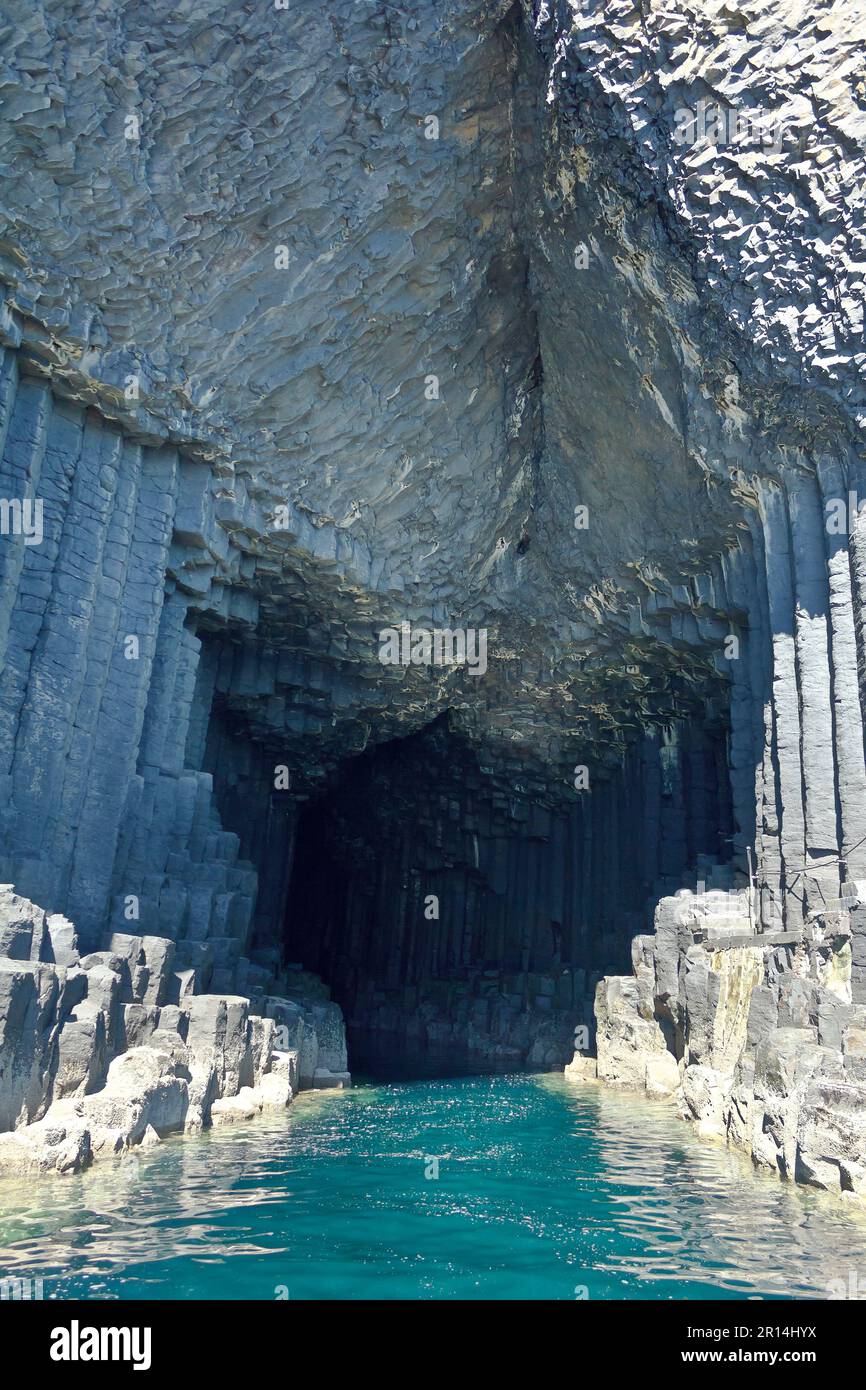 La célèbre grotte de Fingal à l'île de Staffa, colonnes de basalte hexagonales au-dessus de l'eau de mer verte, Hébrides intérieures, Écosse. Banque D'Images