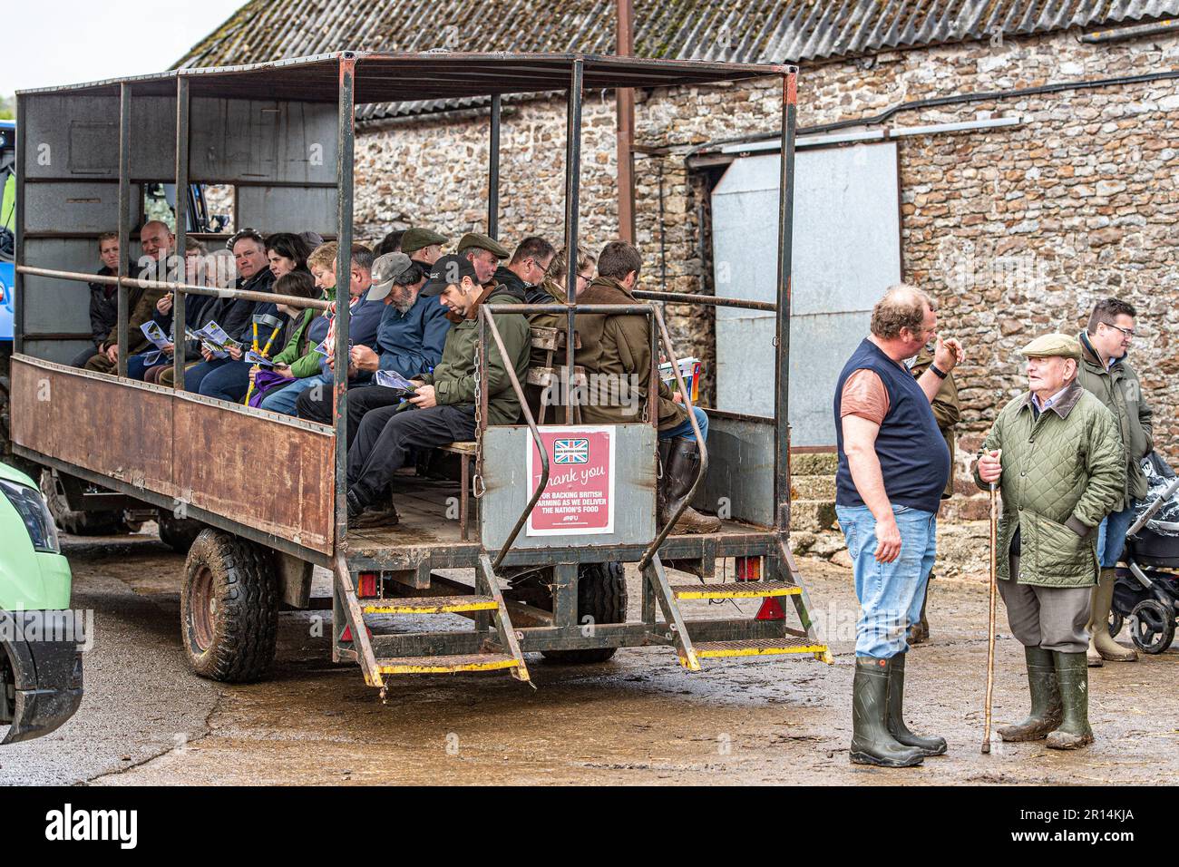 remorque qui prend les agriculteurs lors d'une visite de la ferme Banque D'Images